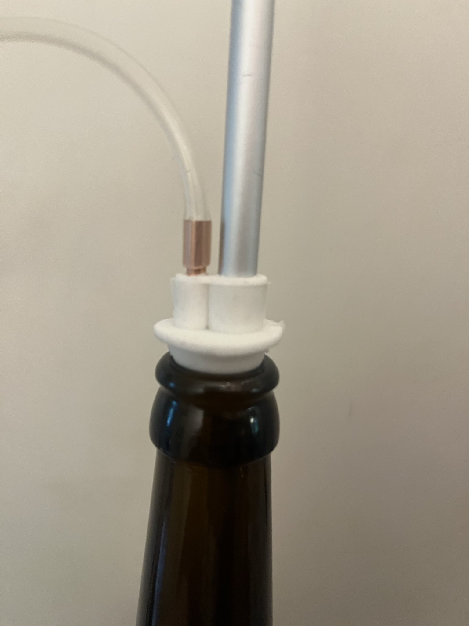 Bottle stopper with two inlets (gas/liquid)