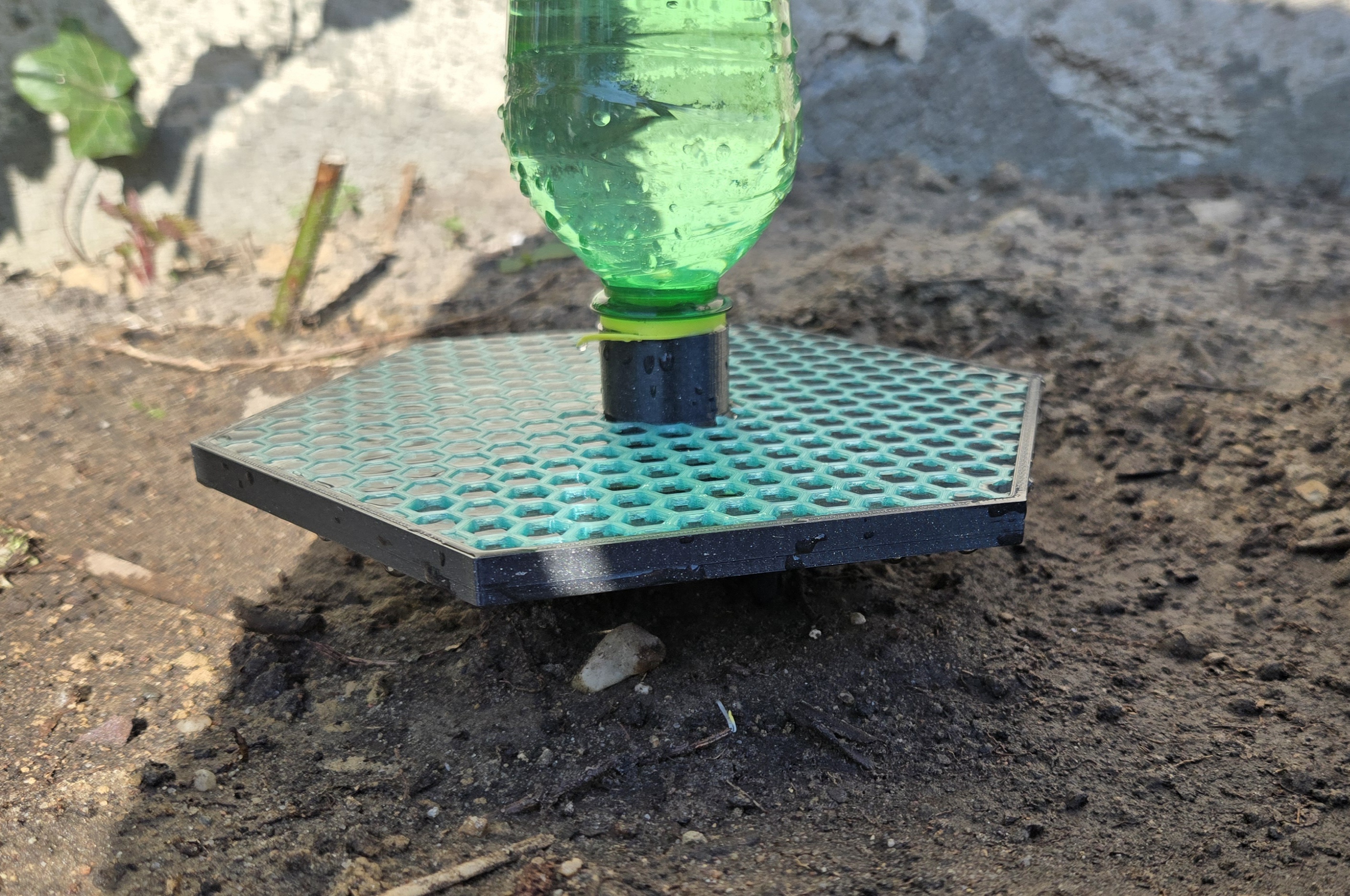 Bee Feeder with ground pin (Remix) 3D model