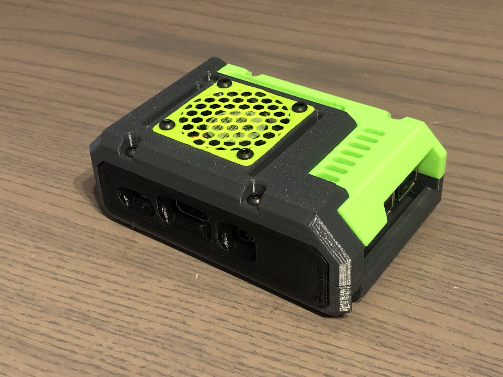 Squirrelbrain's Pi 3 housing adapted for thread inserts