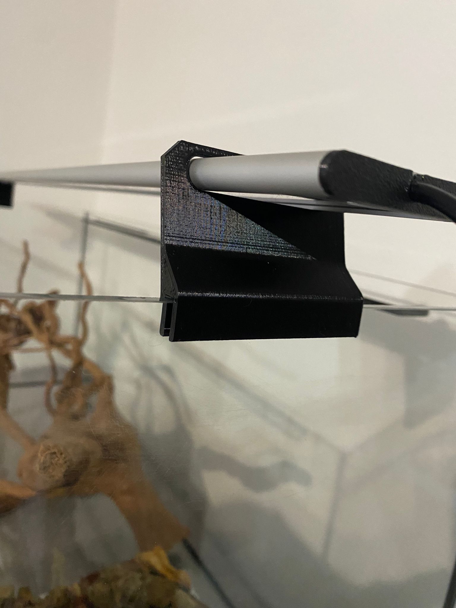 Fishtank light holder