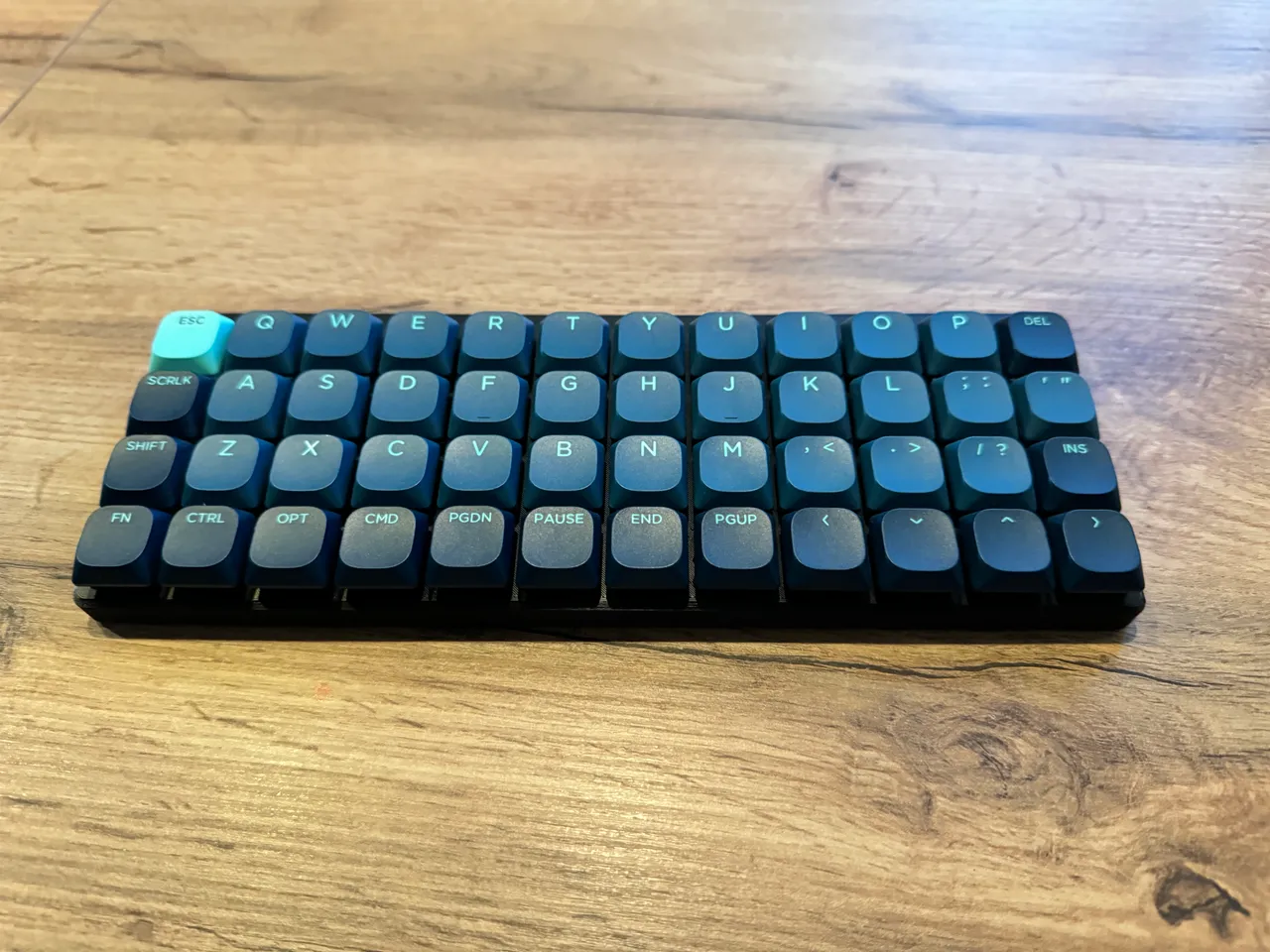 40% 分割型Plankキーボード The Planck Keyboard 、無駄を徹底的に省いたキーボードを作って
