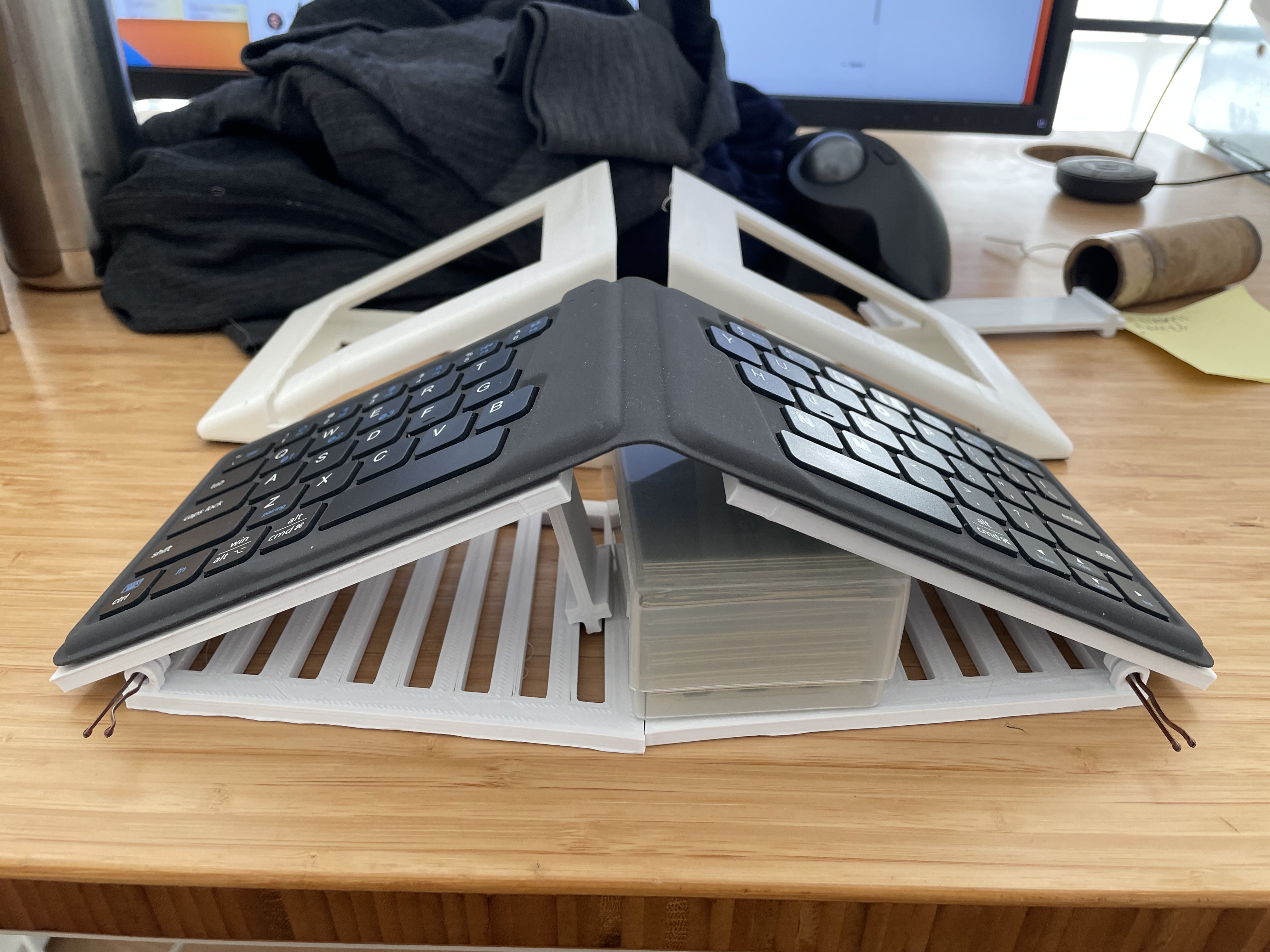Collapsable iClever Split Keyboard tenting