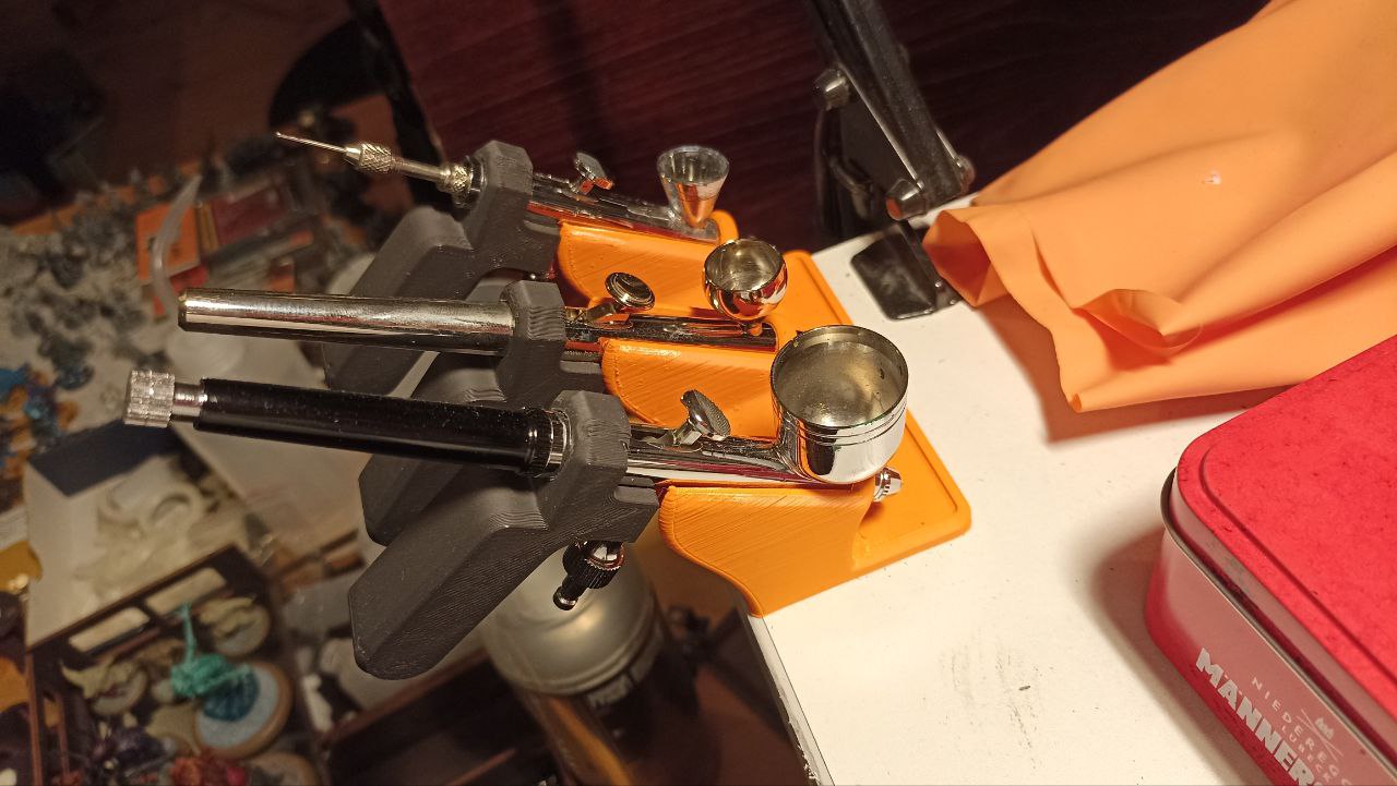Universal airbrush pistol grip