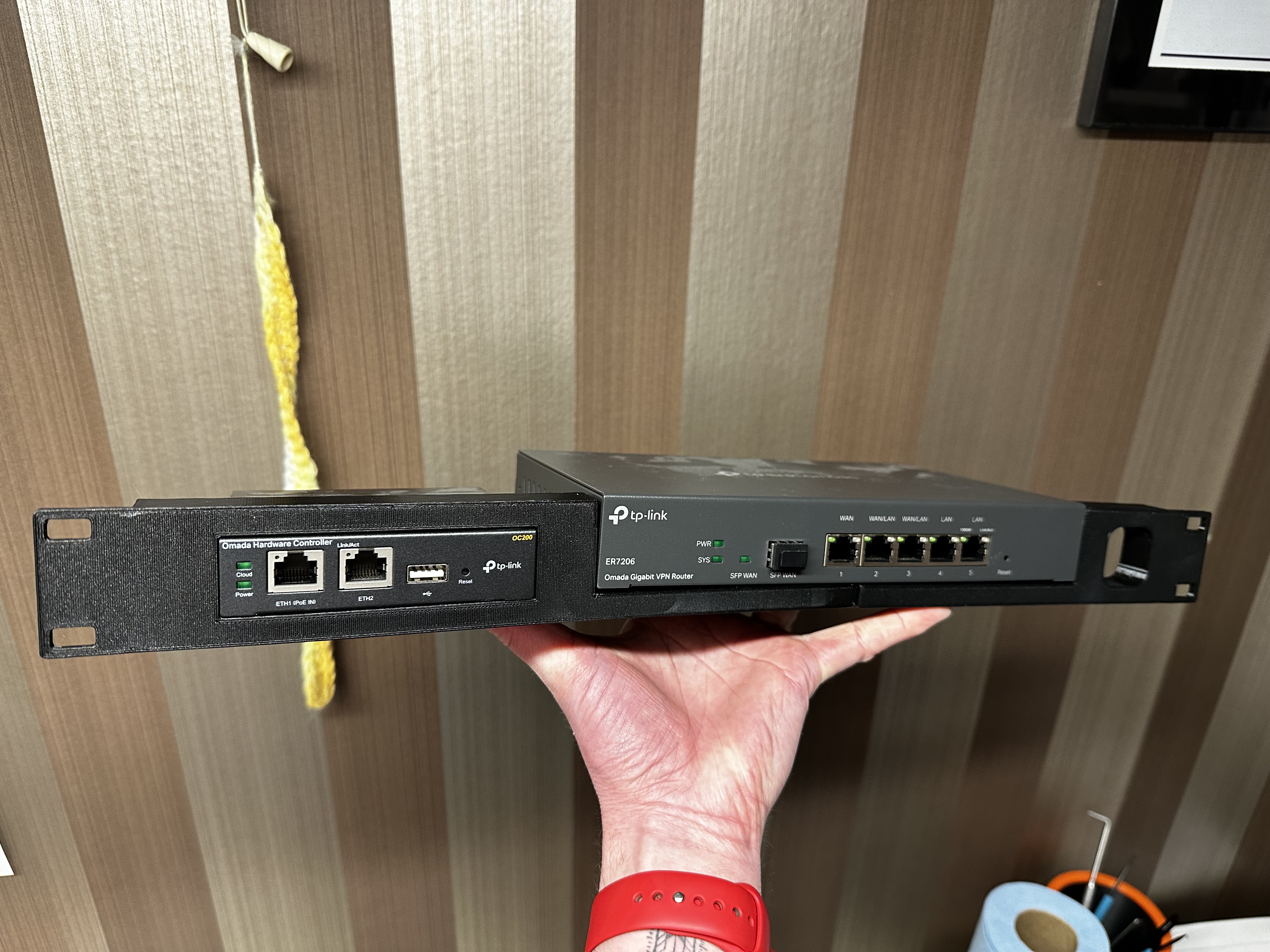 TP-Link 1U rackmount housing for ER7206 and OC200