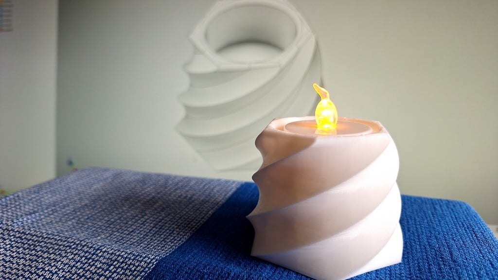 Teelicht-Halter, gewunden / Tea light holder, coiled