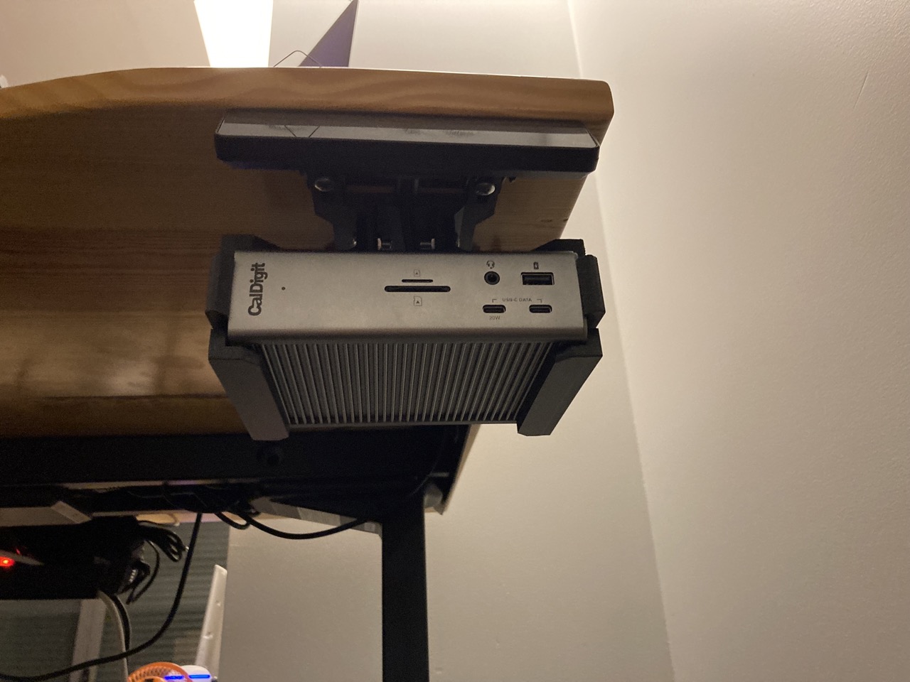 Underdesk Support with Fully Jarvis) by Celso Santos