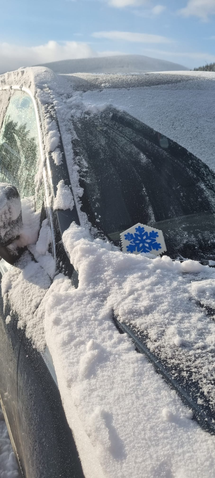 Hexagonal ice scraper with snowflake v2