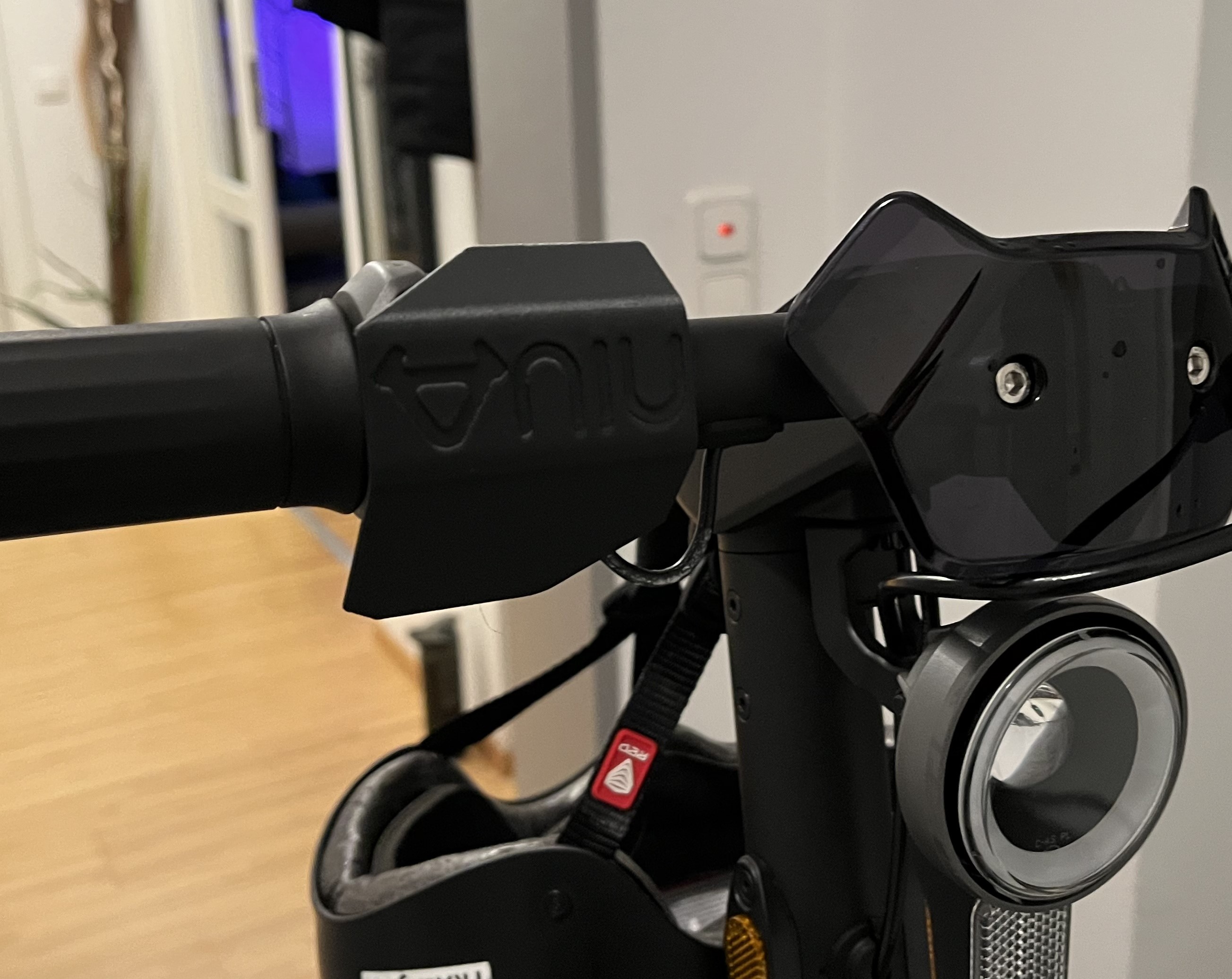 ThumbWindshield for NIU e scooter handlebar by Dirkenstein Download