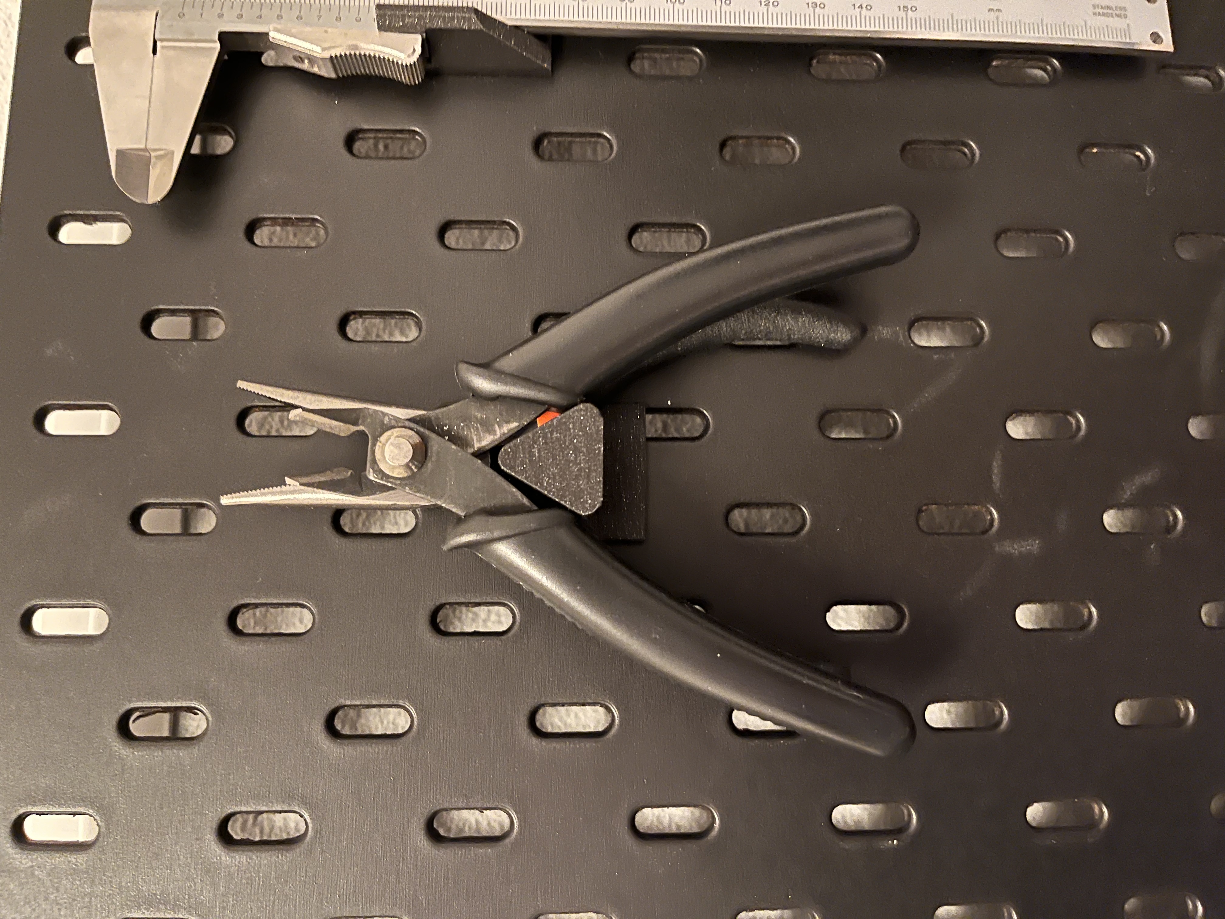 skadis-sk-dis-plier-holder-by-foxontherun-download-free-stl-model