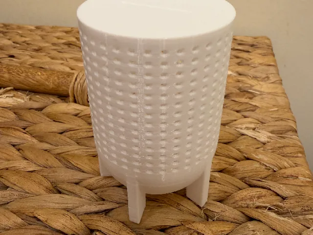 Safety razor blade disposal silo. No supports.