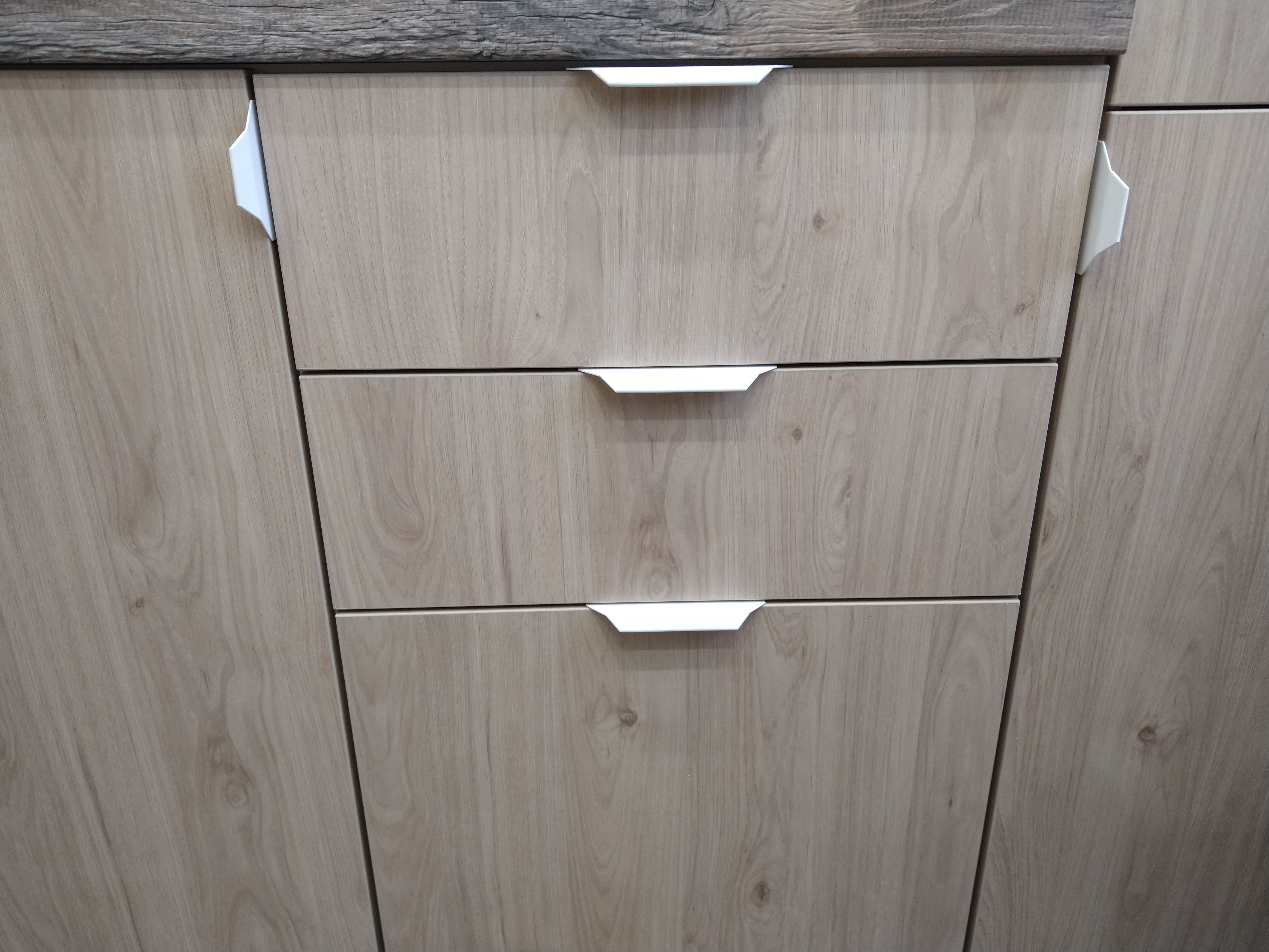 No drill cabinet door and drawer handles for 18mm thick panels