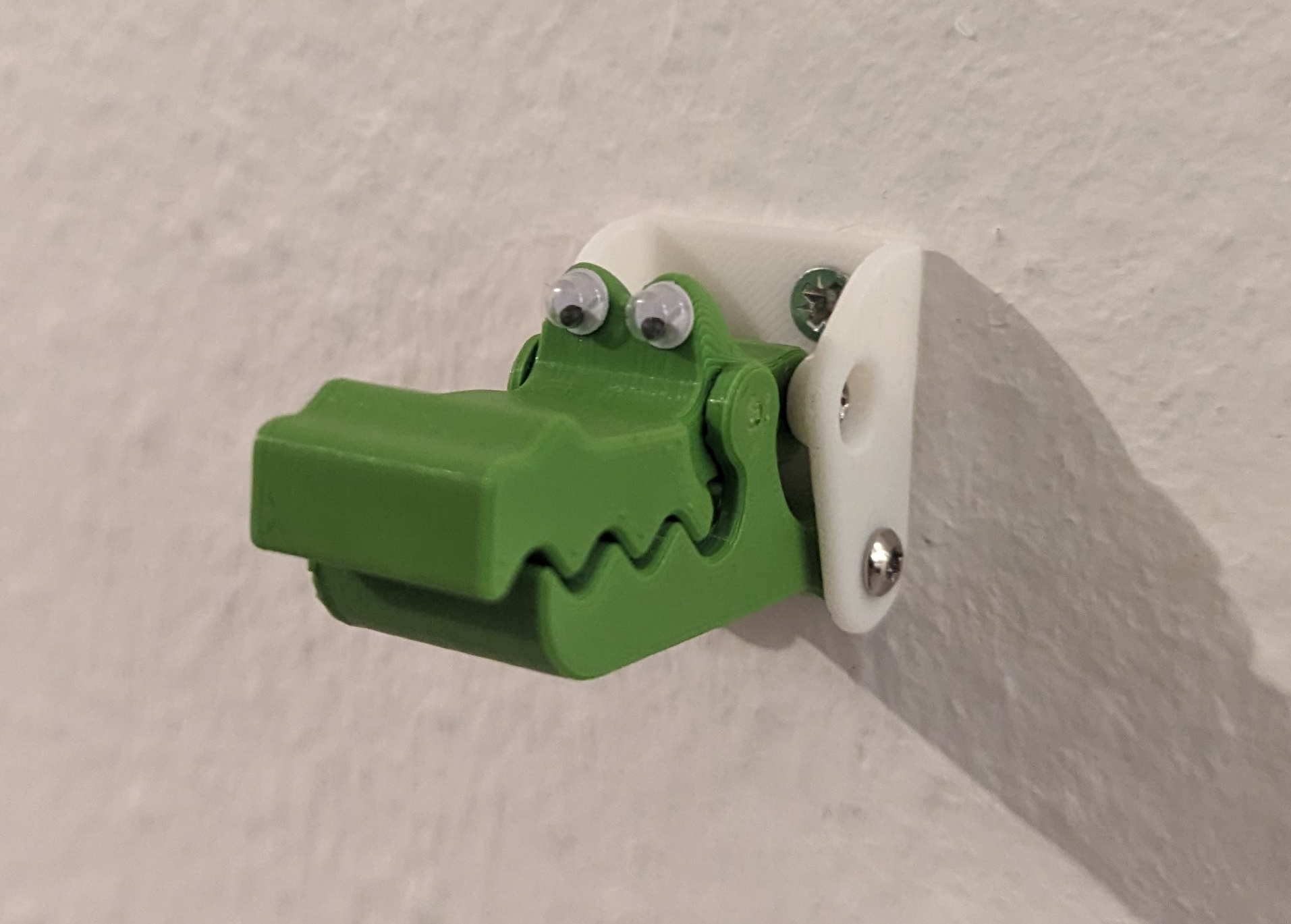 Self releasing croco bag clamp hook