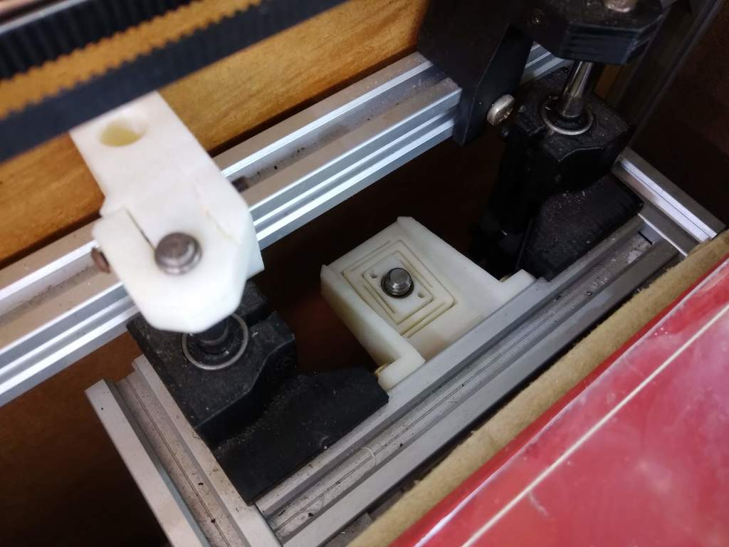 Compliant Z nut holder for HEVO