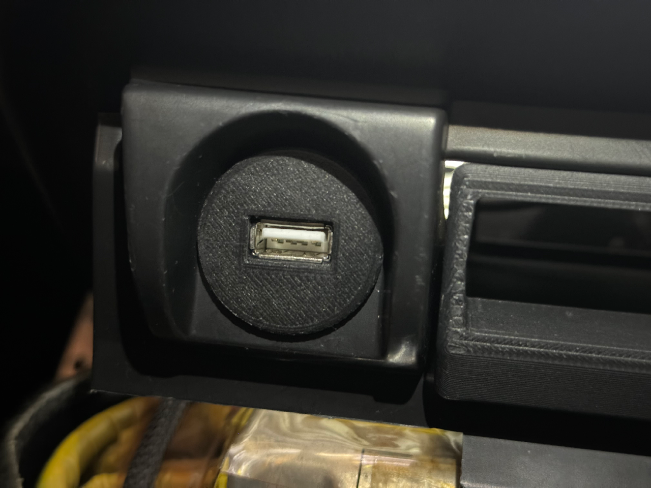 2002-2004 Subaru Impreza Alpine USB Kablosu Piçin Çakmak Muhafazası (Sadece Plastik Aparattır!!!)