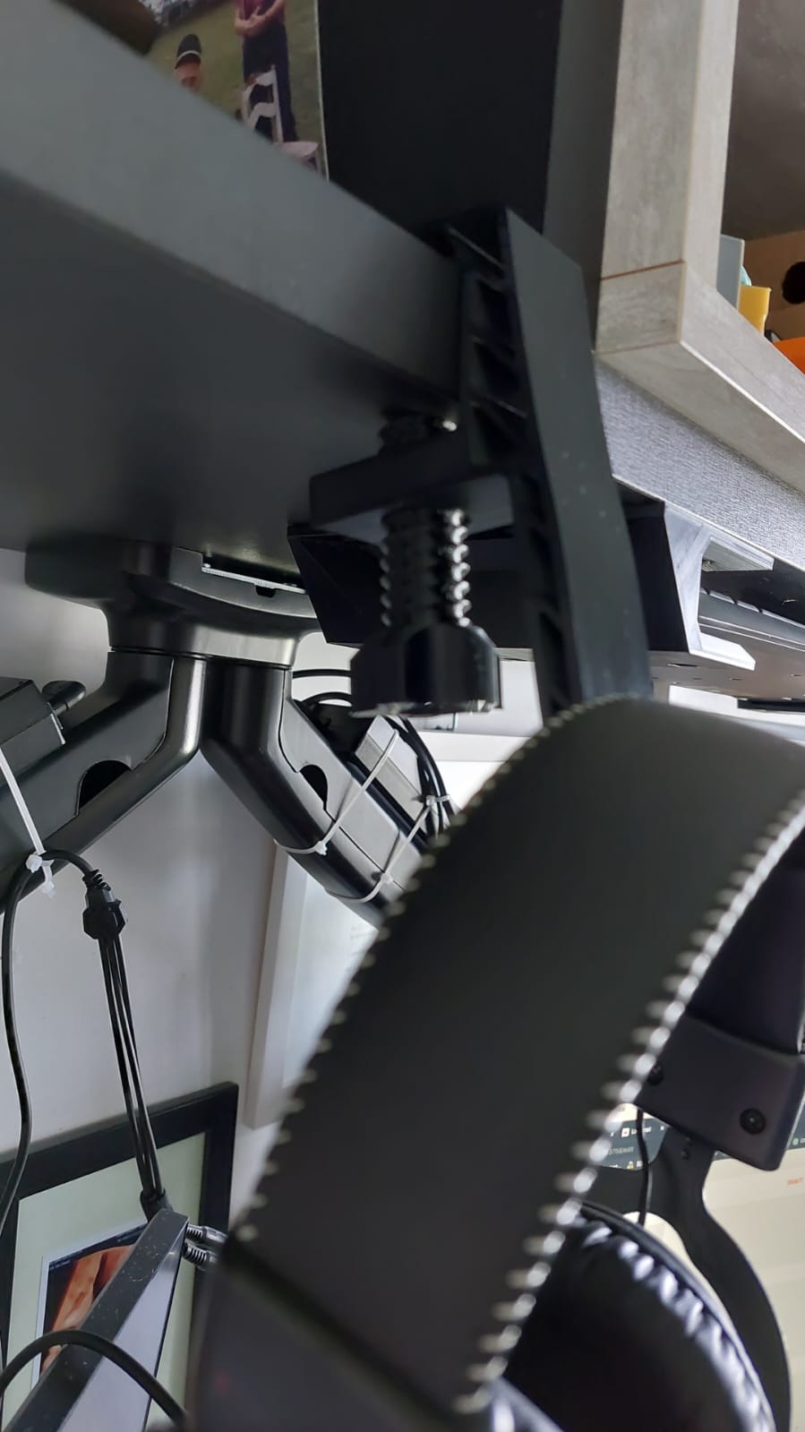Headset hanger by Math Tomio Download free STL model