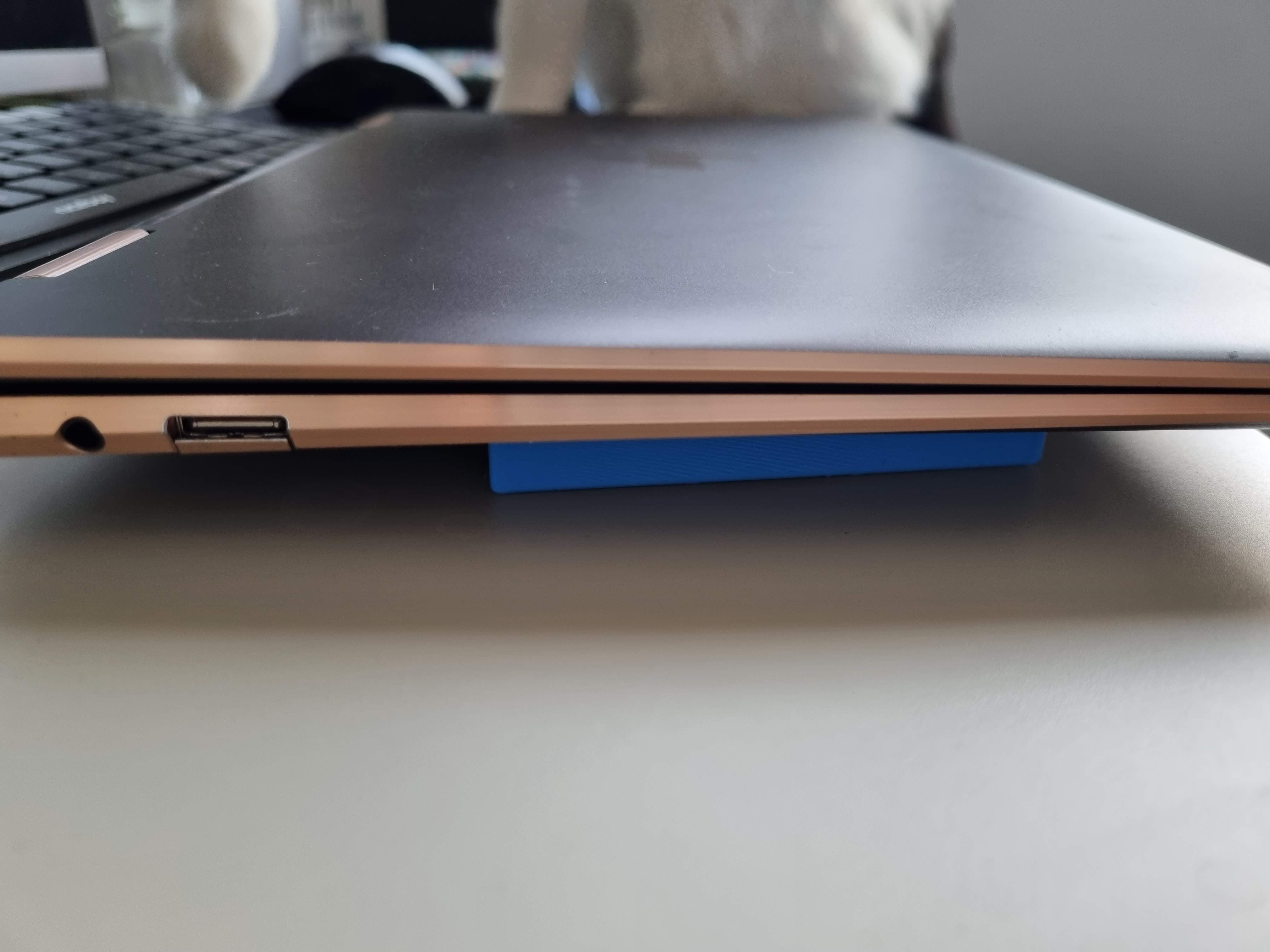 Laptop airflow cooling stand