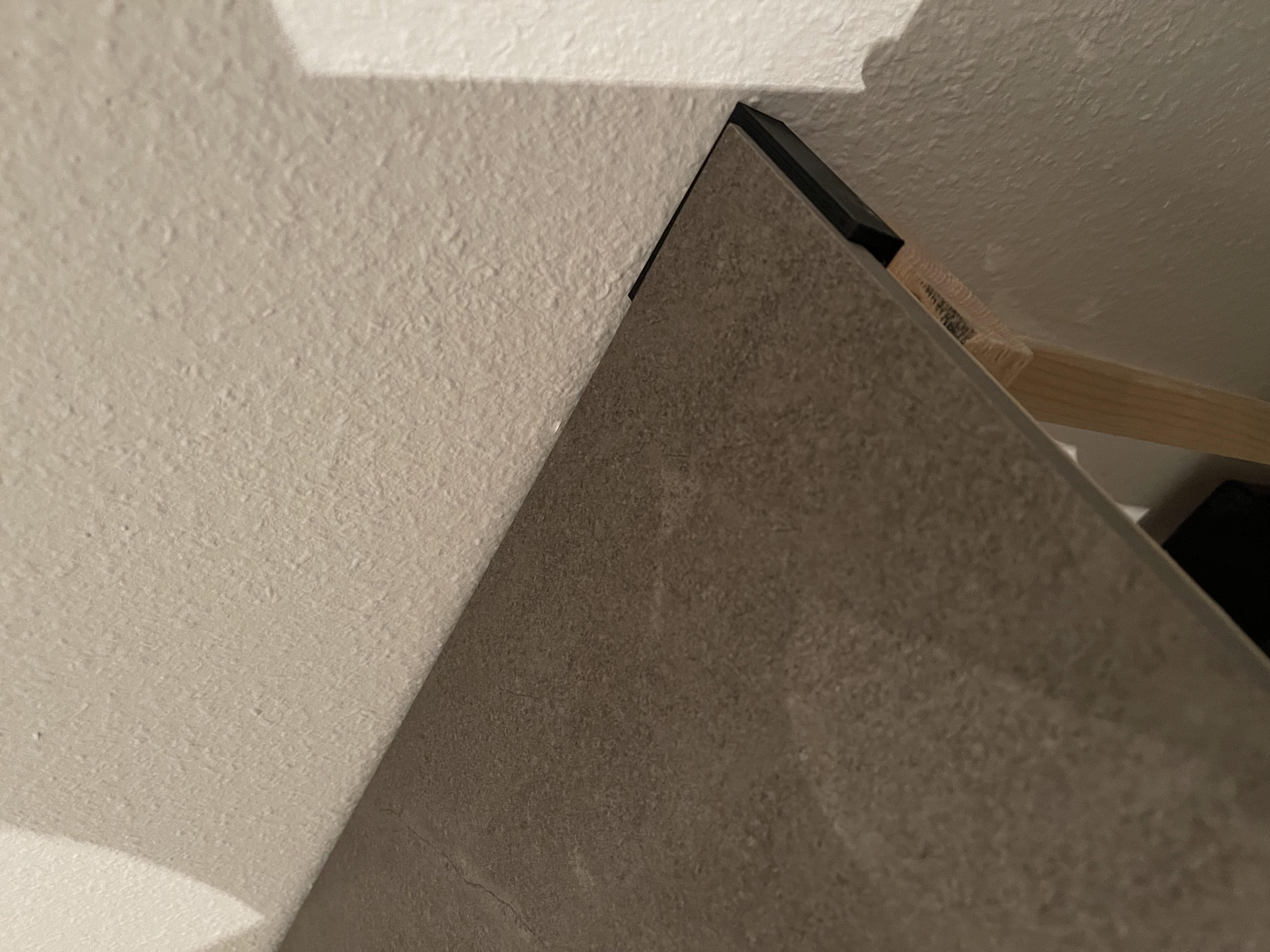 Universal corner bracket
