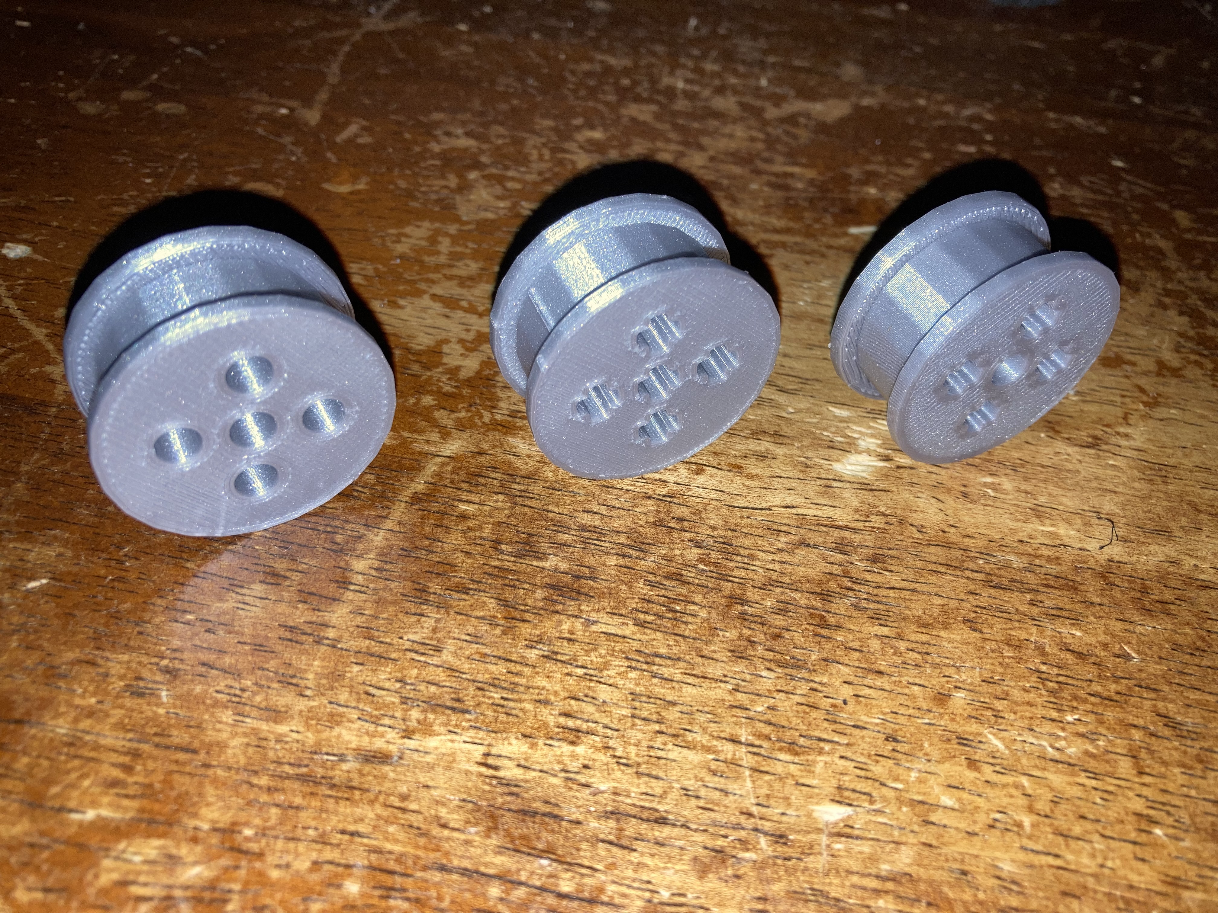 Lego compatible pulleys for elastic bands