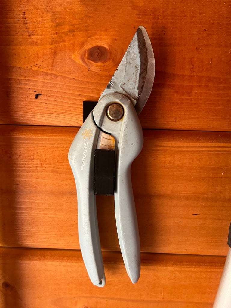 Držák zahradní nůžky fiskars P26