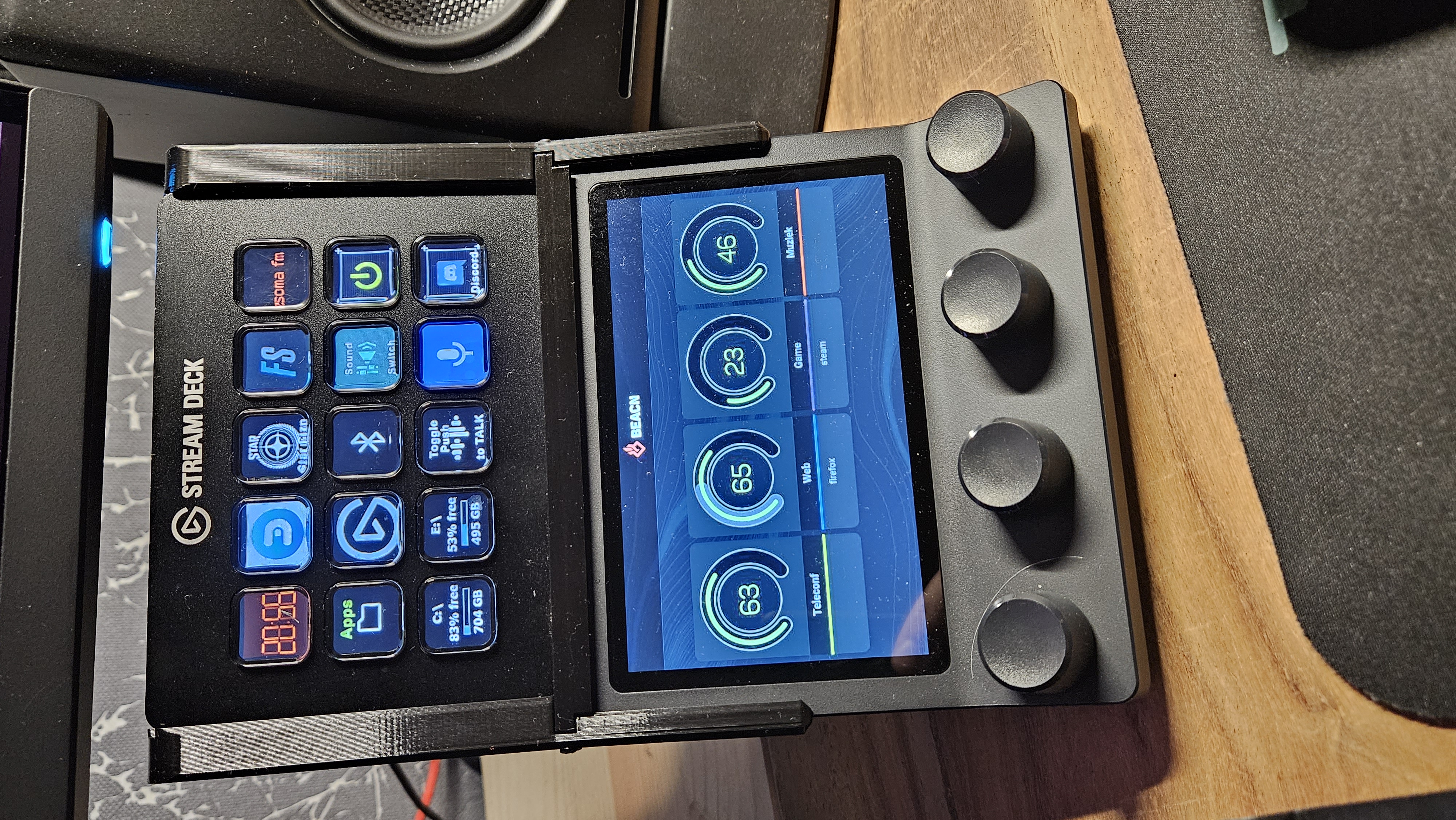 Stream Deck on Beacn mounting breaket