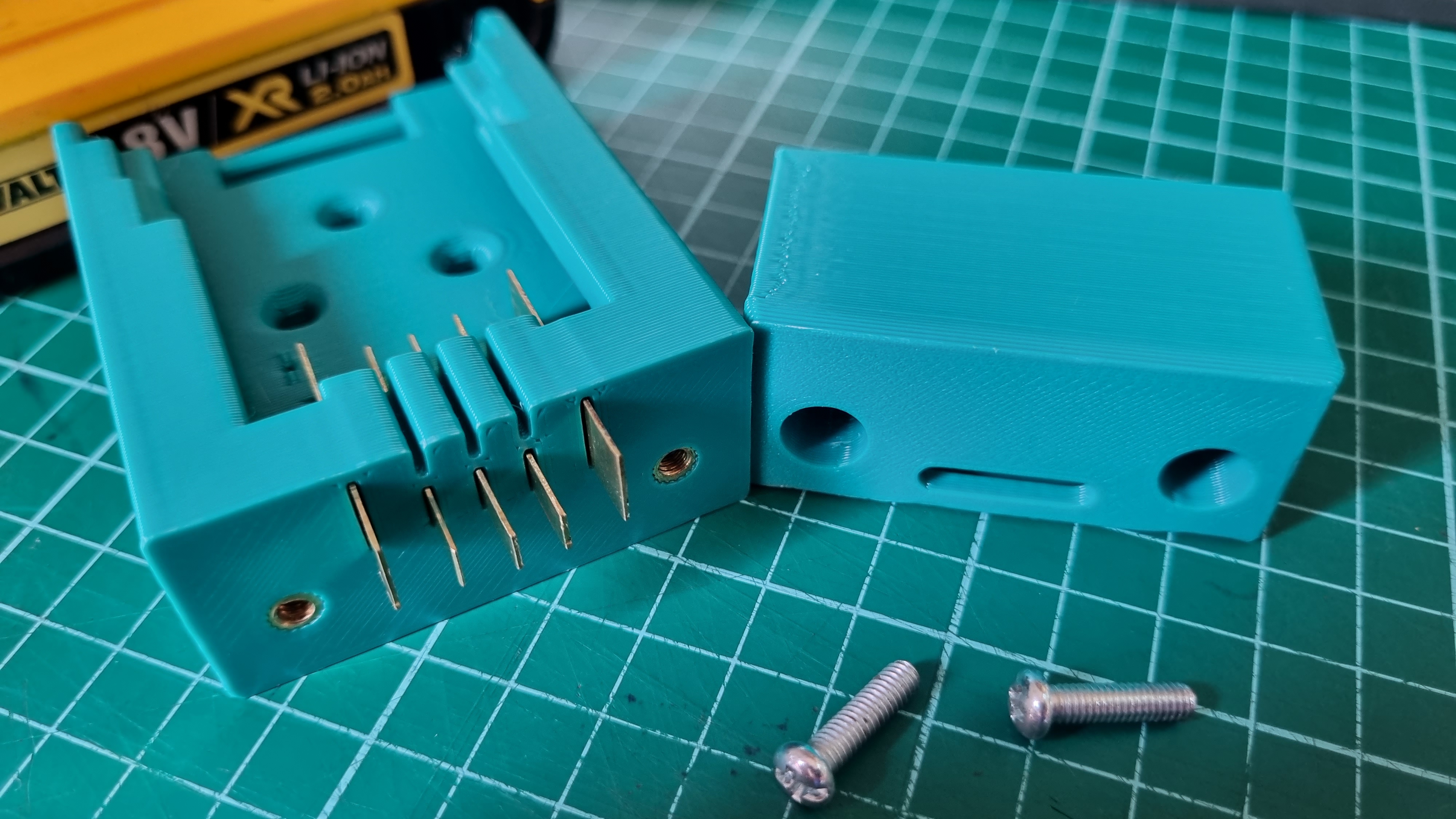 DeWalt Battery Balancing Connector by Cubic8 Download free STL model