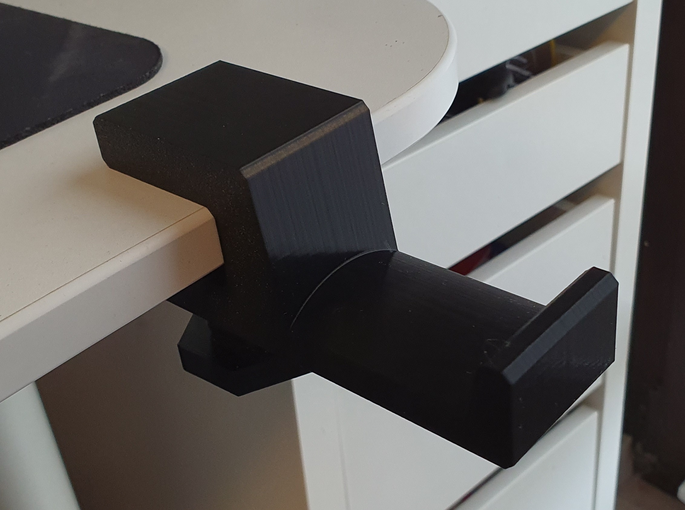 Simple parametrizable headphone holder