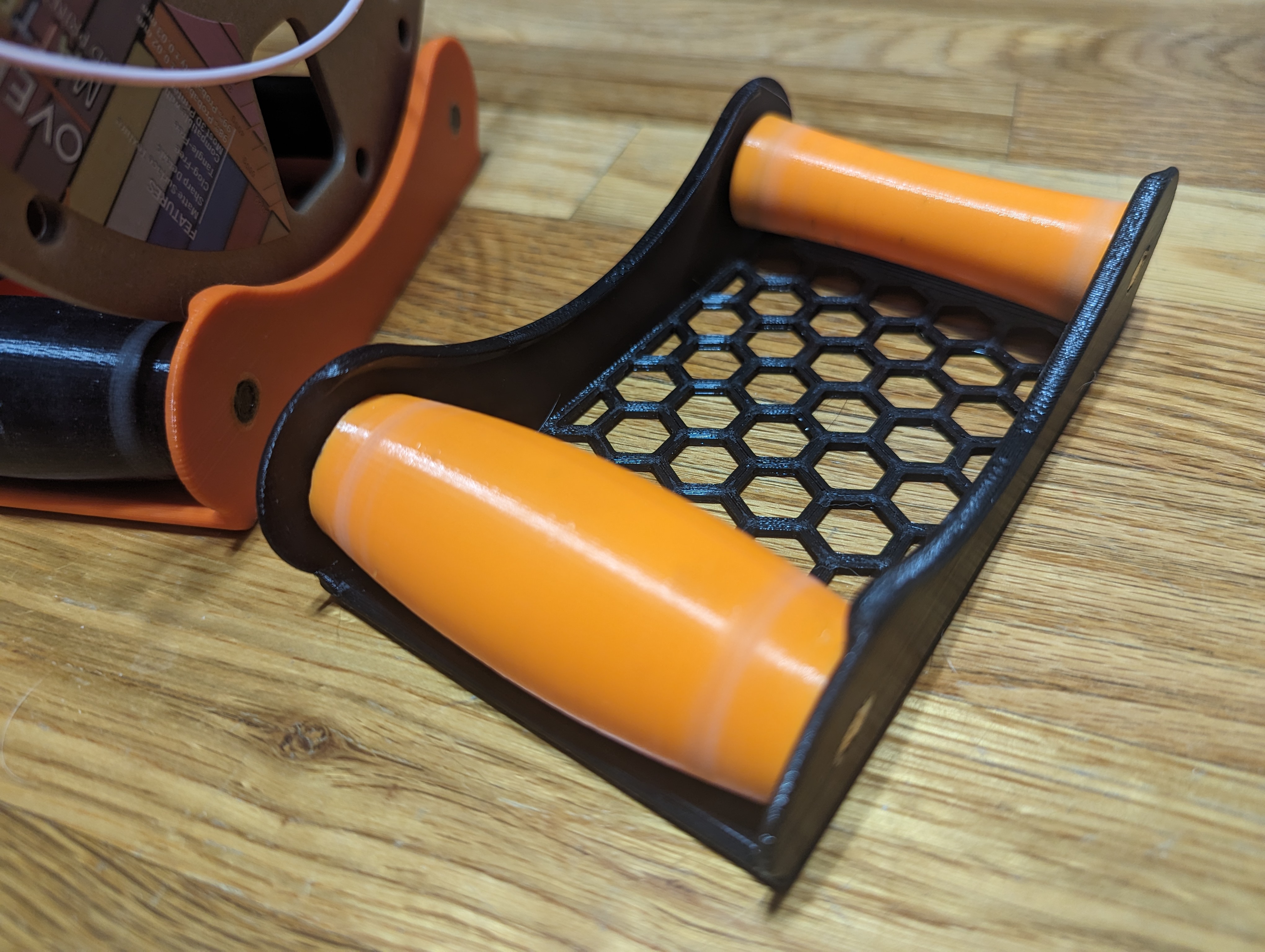 Self-centering spool holder (minimal)
