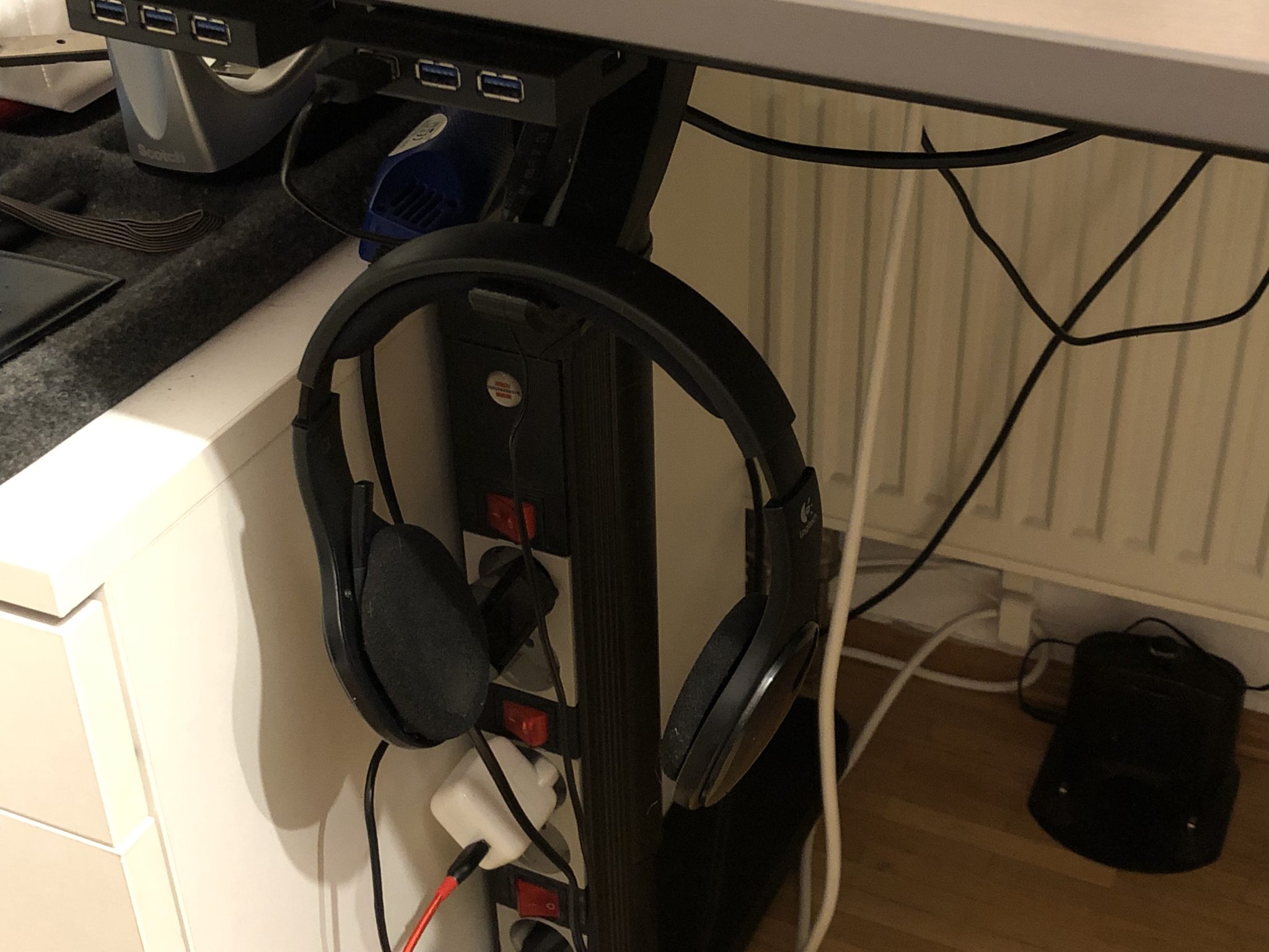 Unter-table headset holder