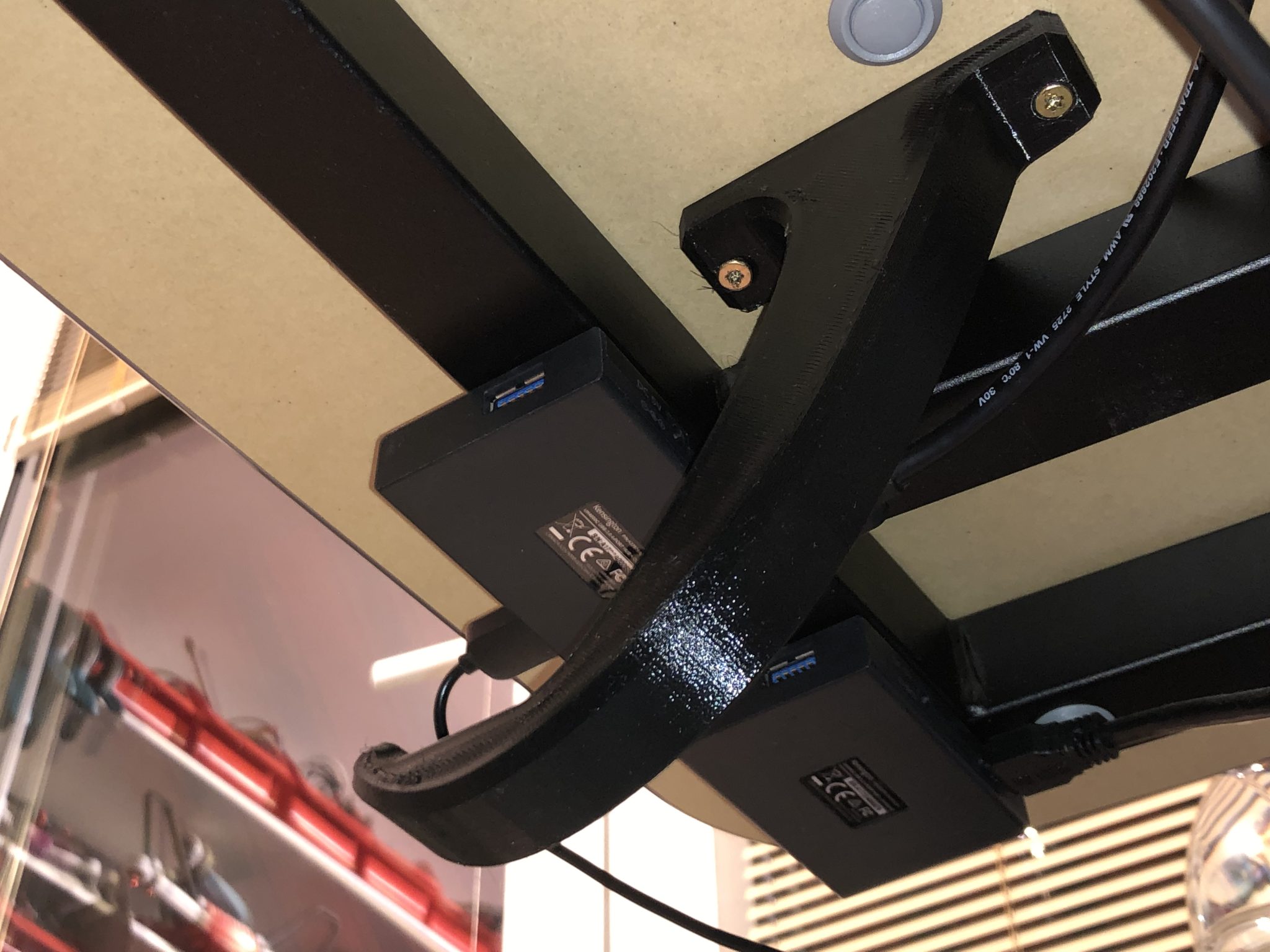 Unter-table headset holder — thumbnail 2