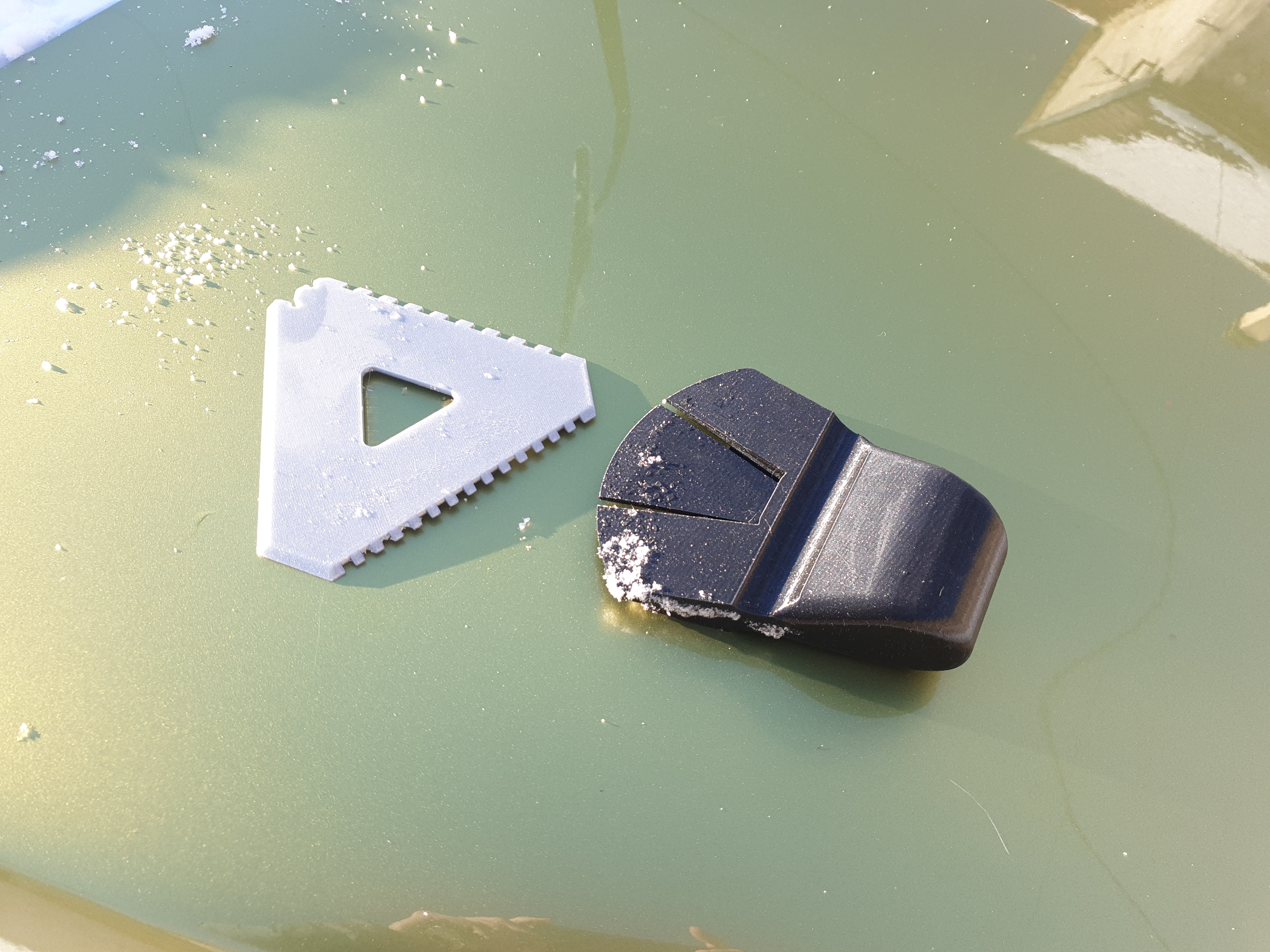 Le GTS ( le grattoir-triangle des Siezes) - Ice scraping tool