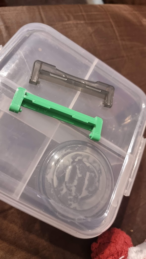 Lid lock for Sistema To Go lunch box etc.