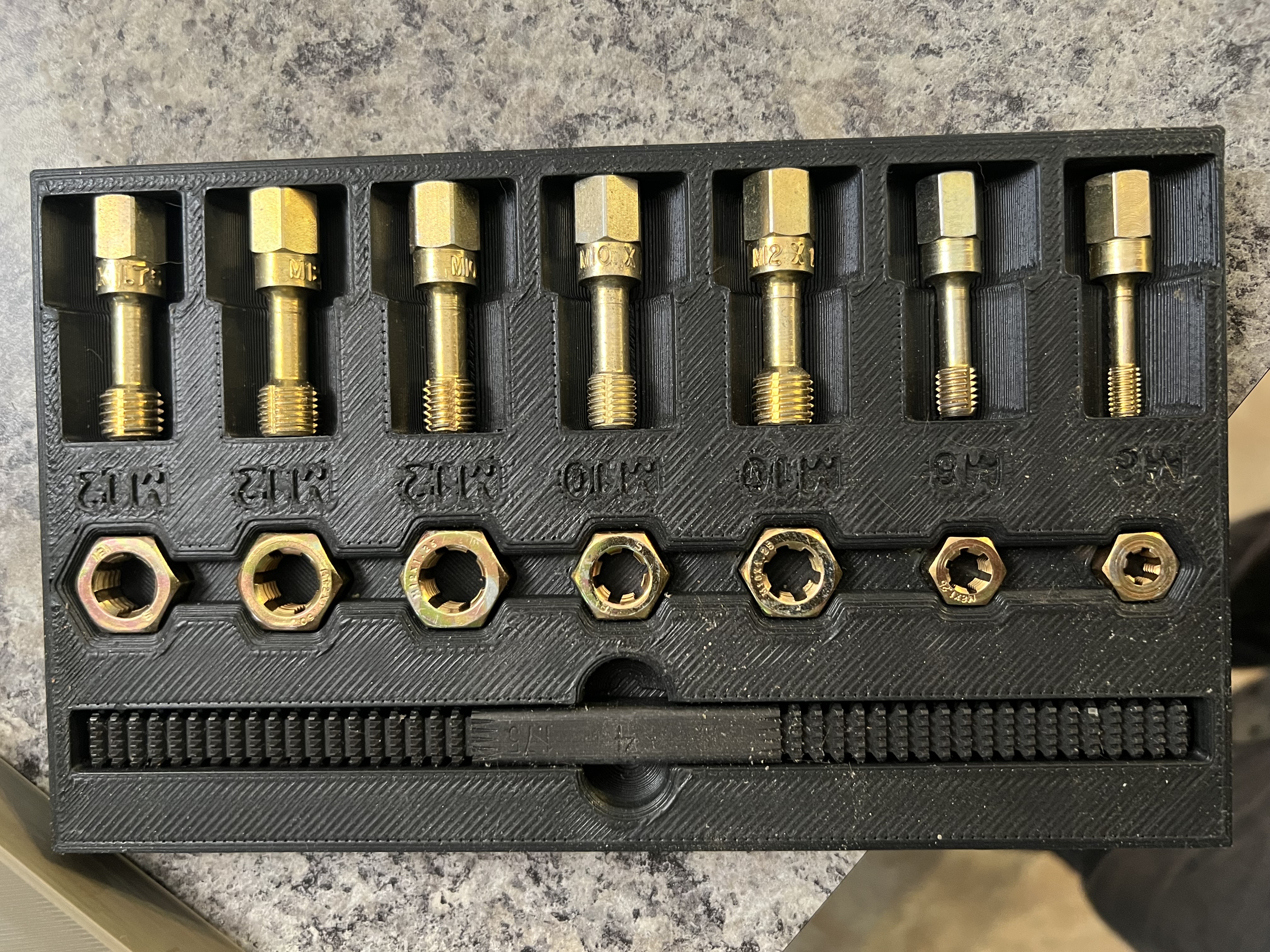 Lang Thread Chaser Kit Case (Metric)