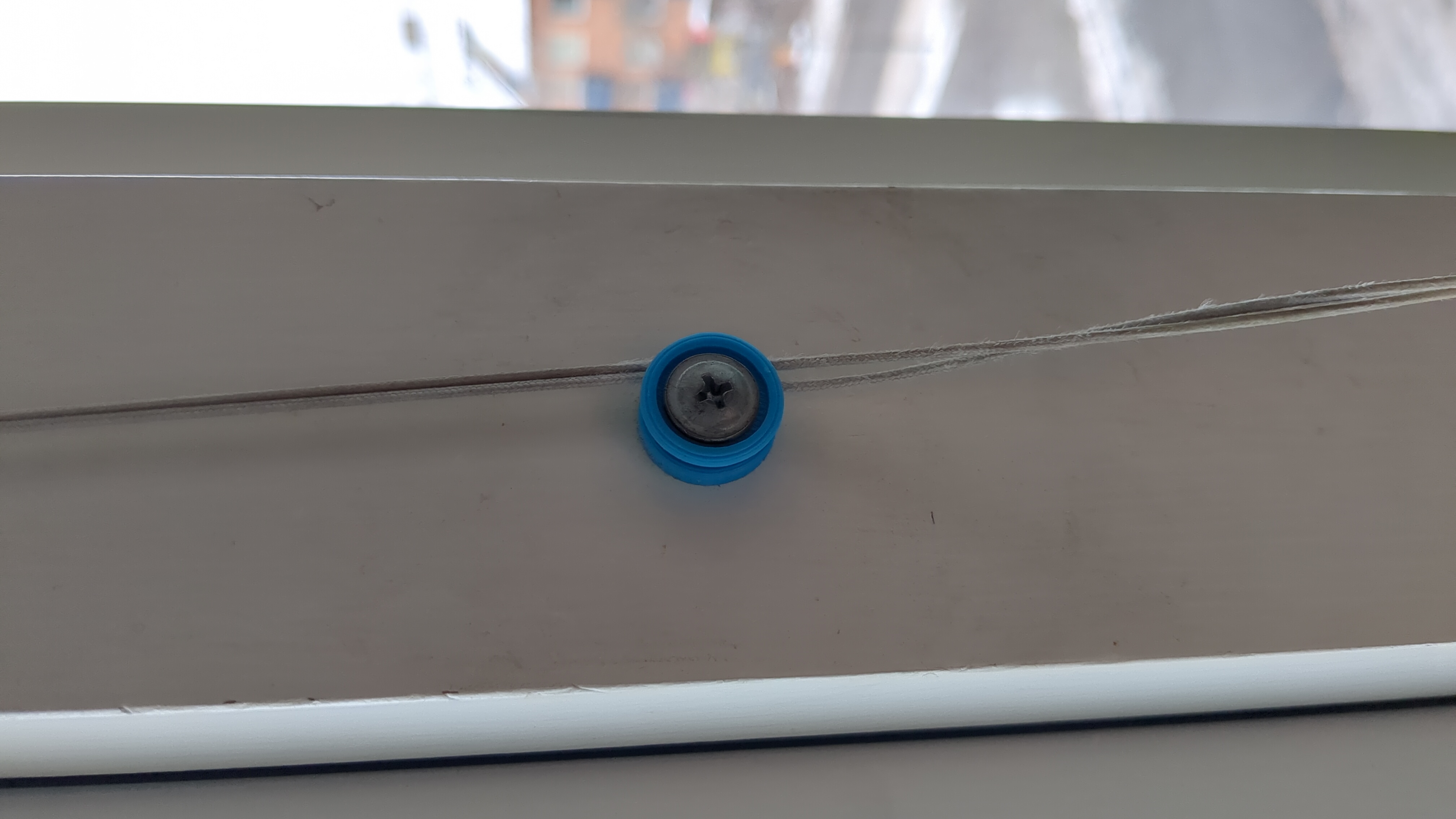 Venetian blinds tie down knob
