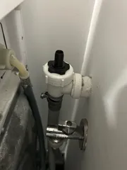 Krócieć i nakrętka do podłącznia suszarki do syfonu od pralki/A stub and a nut for connecting the dryer to the siphon of the washing machine.