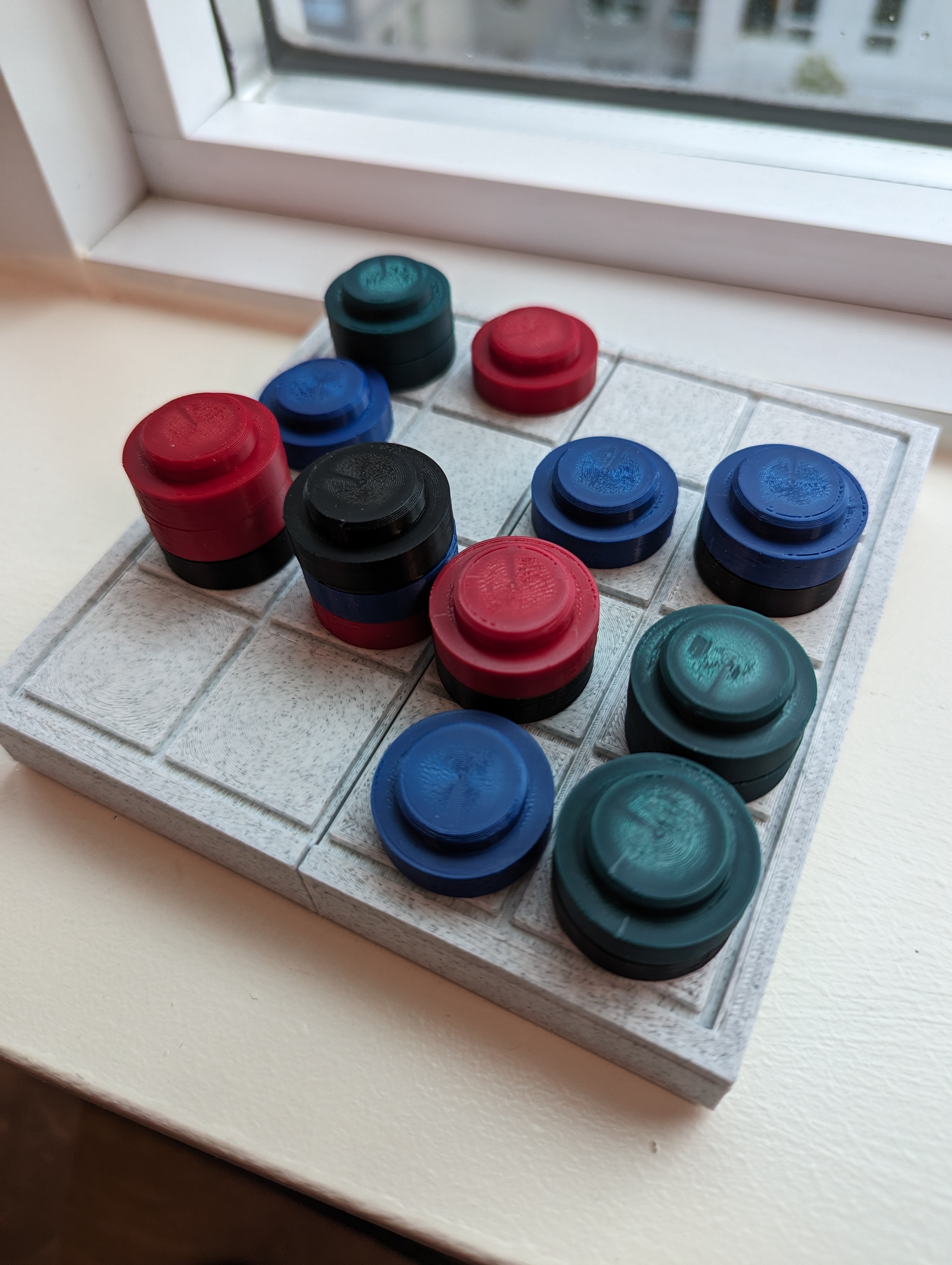 Four player three in a row (Four player Gobblet)