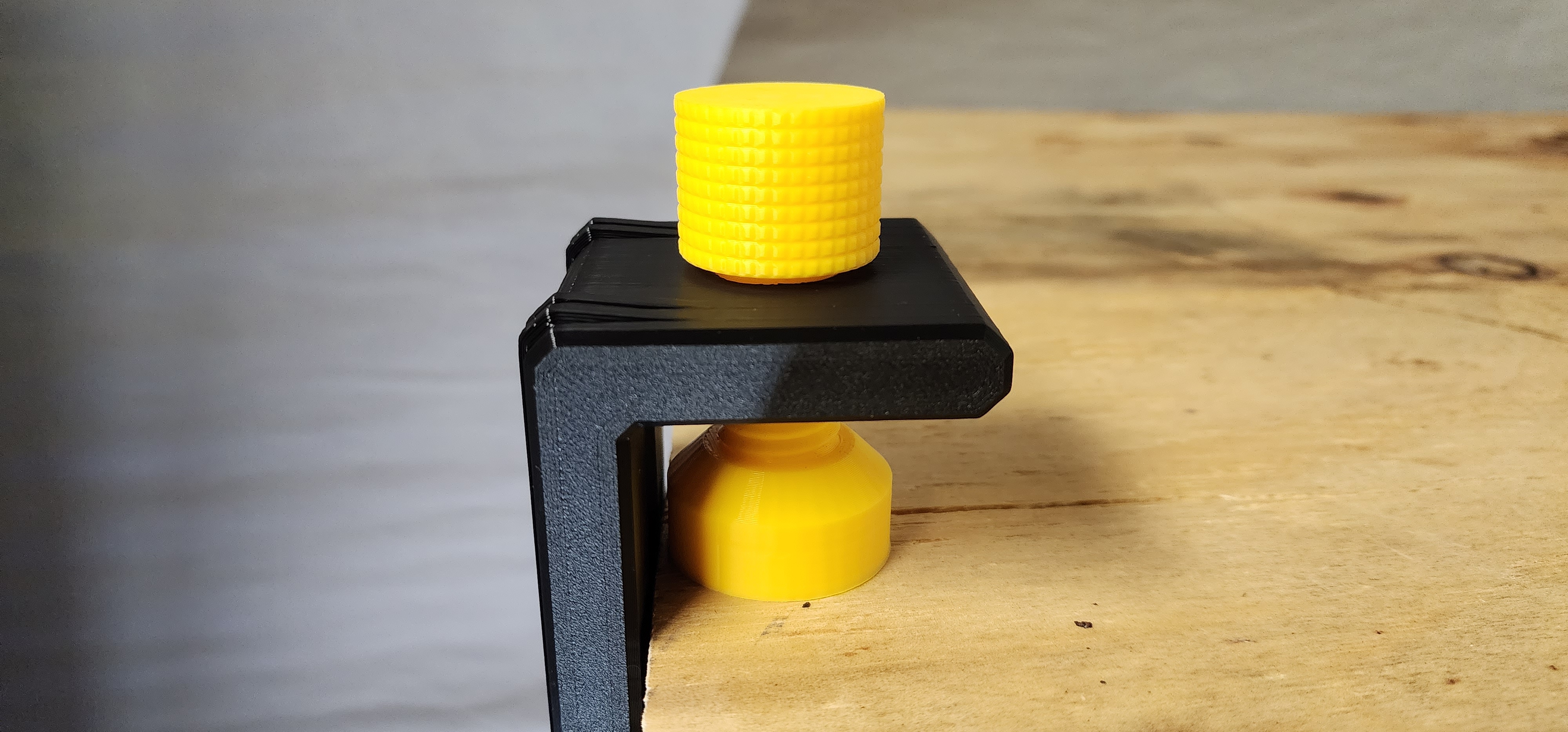 Bigger screw plate for "Flexible & sturdy phone arm (100% Printed)" 3D model thumbnail