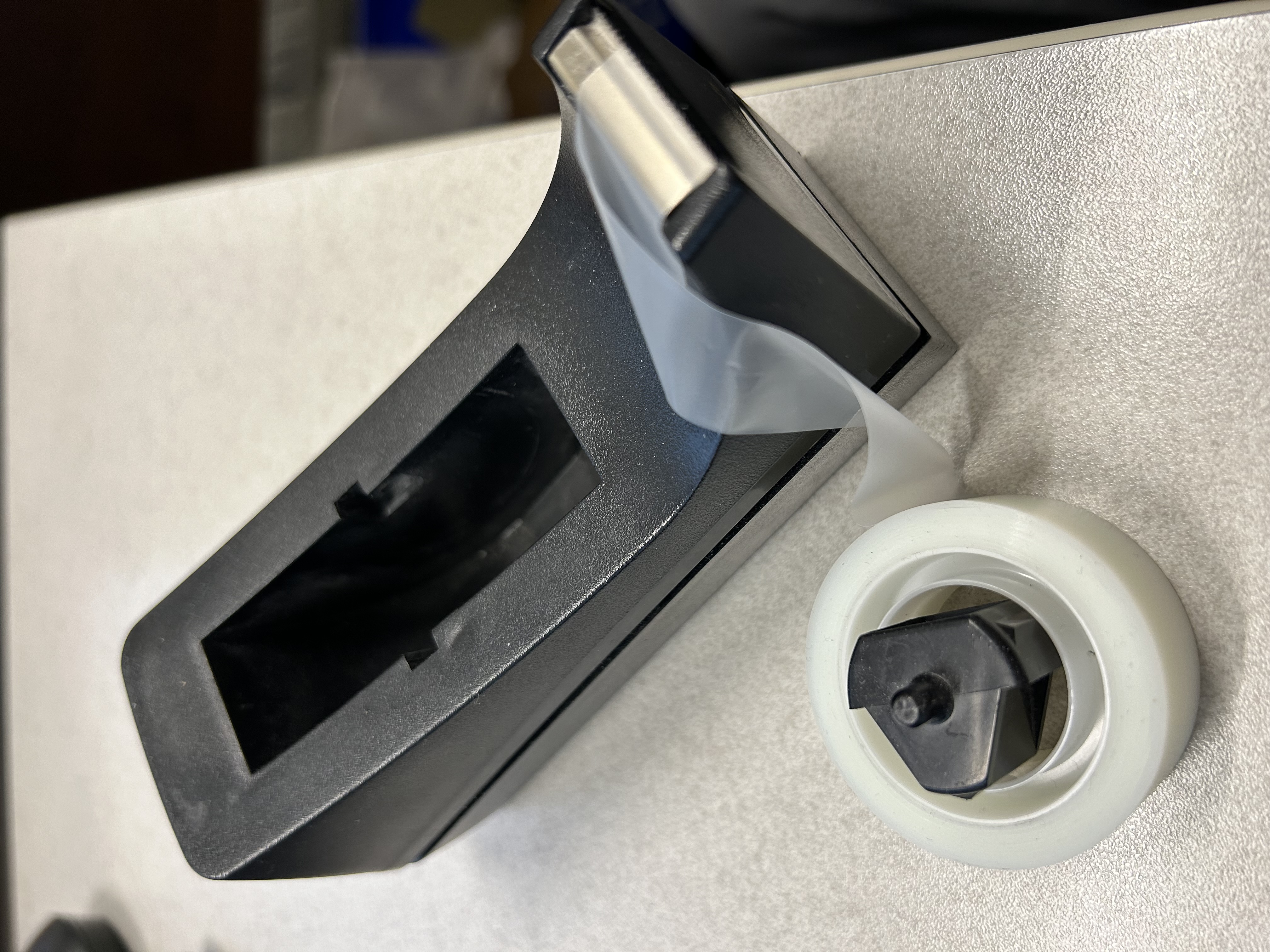 Adaptateur pour rouleaux adhésif.
