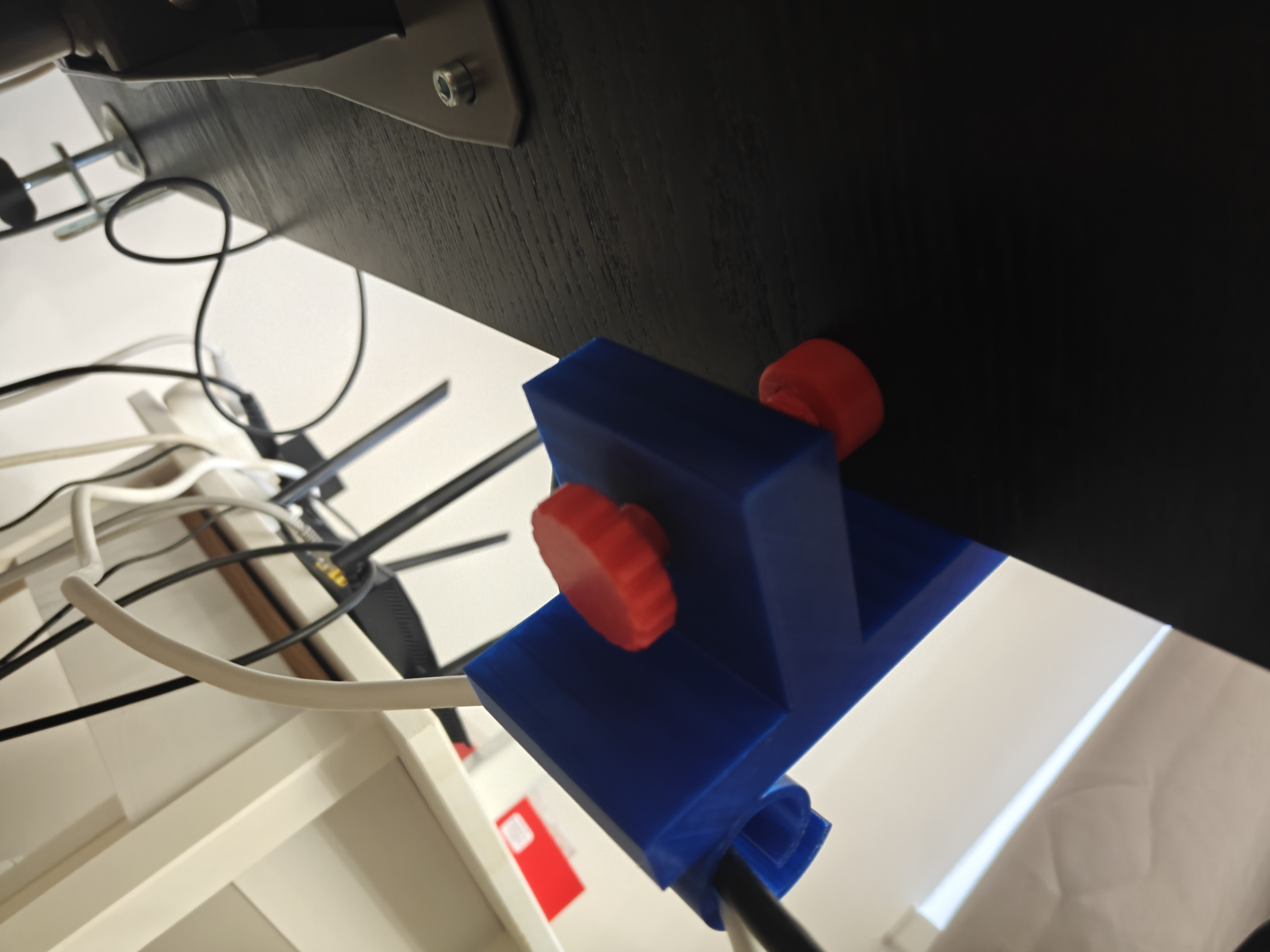 Desk-Edge Cable Clamp — Clip-On with Printable Thumbscrew