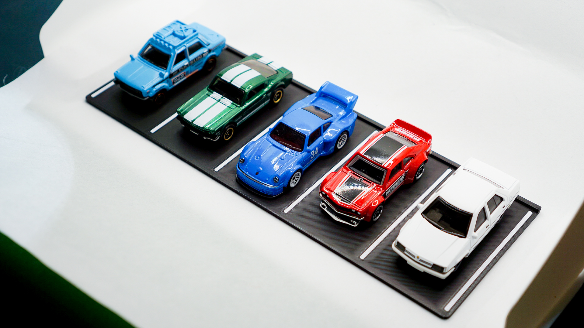 Parking Lot (5 Stalls) - 1:64 Scale Diorama — thumbnail 7