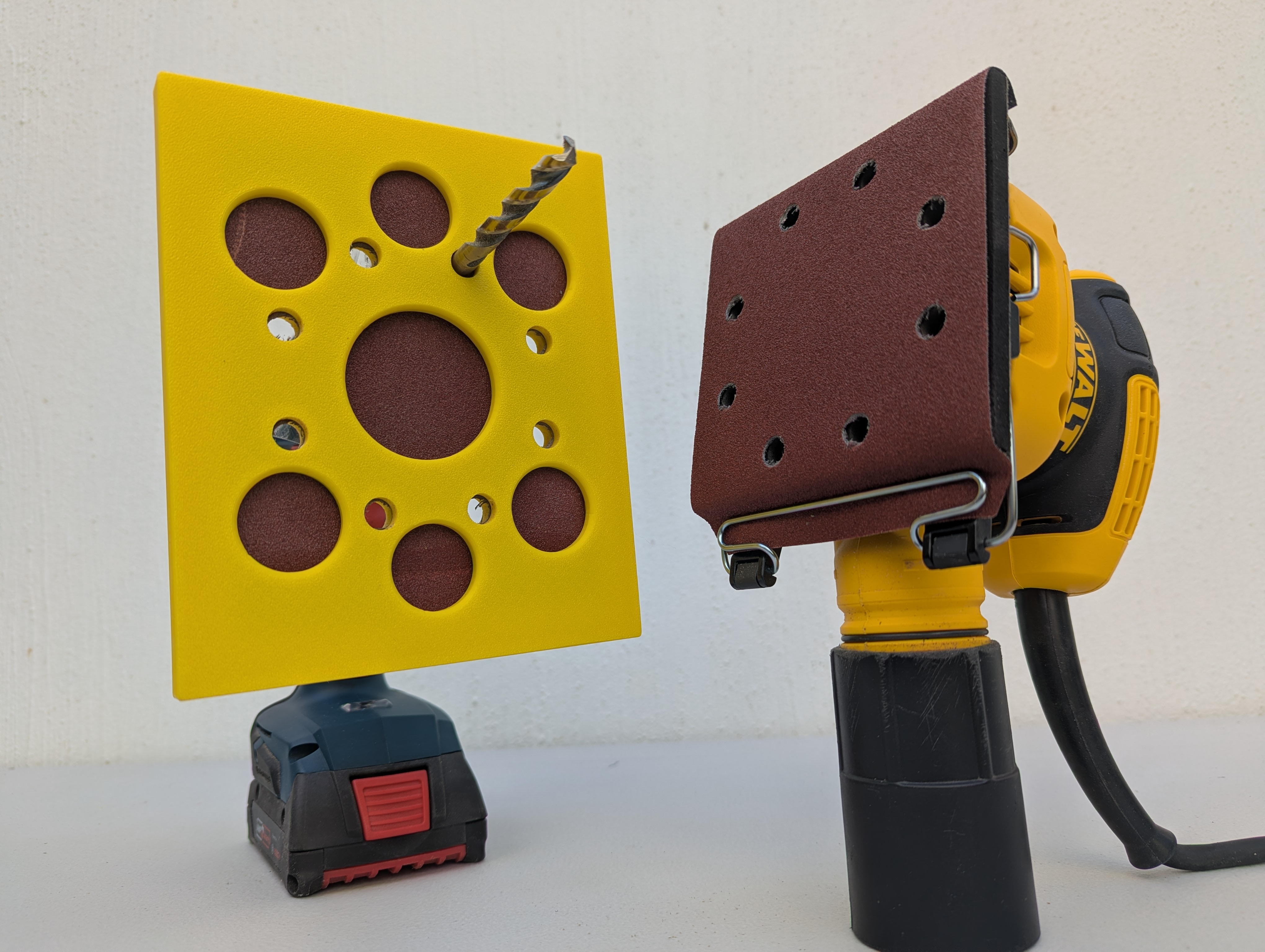 Template to cut and drill Sandpapers for DeWALT 1/4 Sander