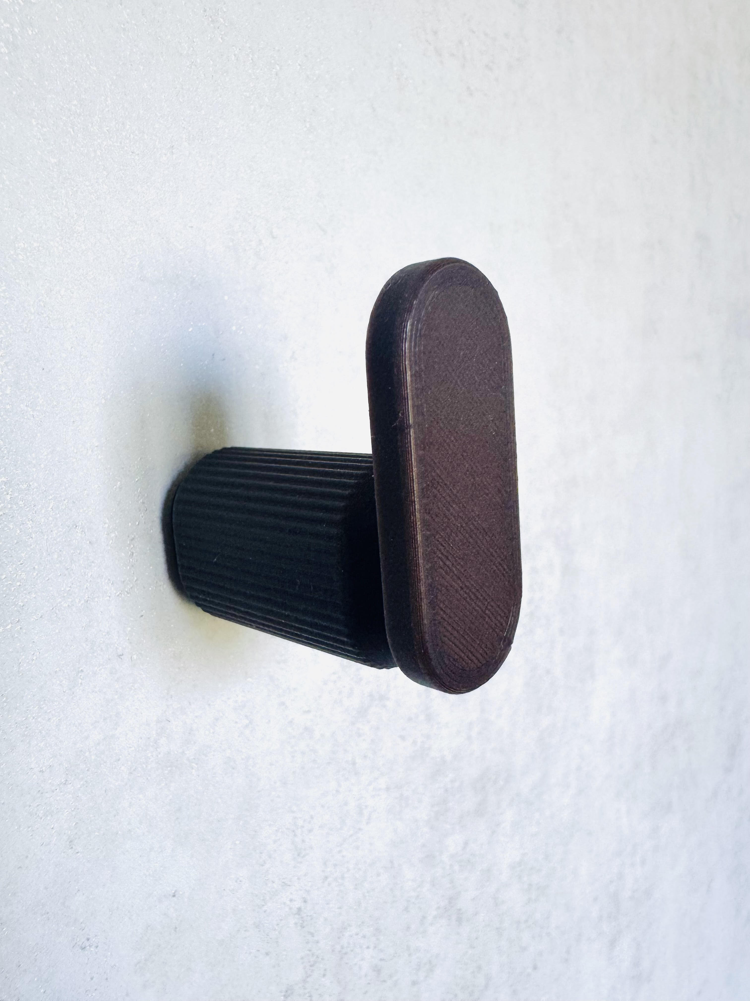 Patère murale pour accrocher une serviette ou un essuie main. Stylish wall hook for hanging a hand towel or bath towel.