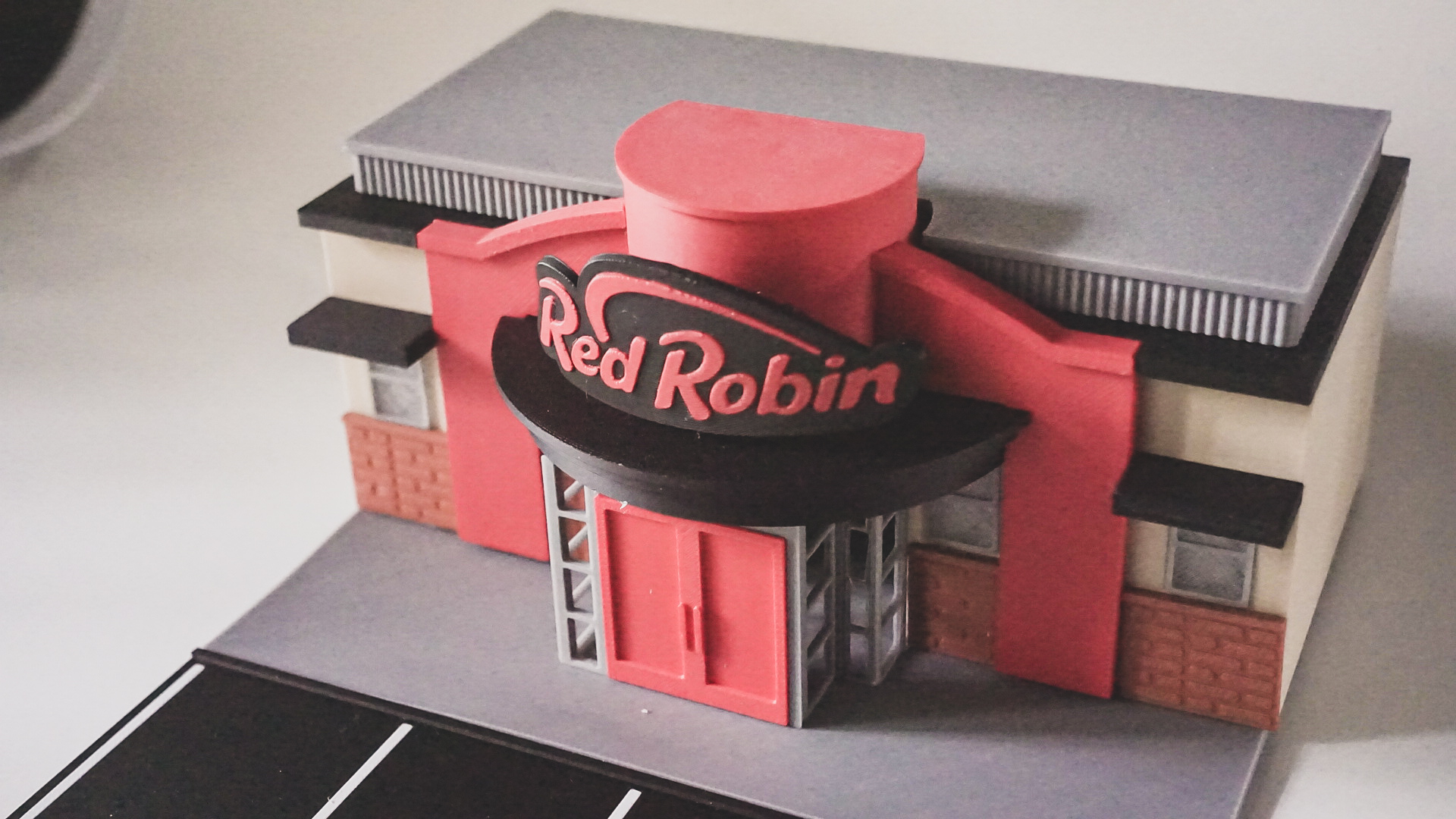 Red Robin Model Set - (1:64 Scale Diorama) — thumbnail 9