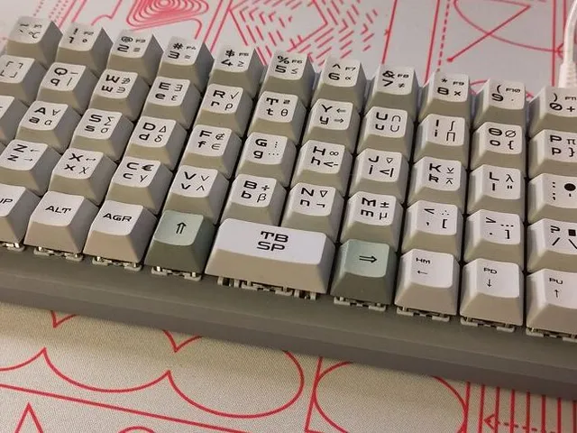 A⋅TE⋅B1 Ortholinear Keyboard