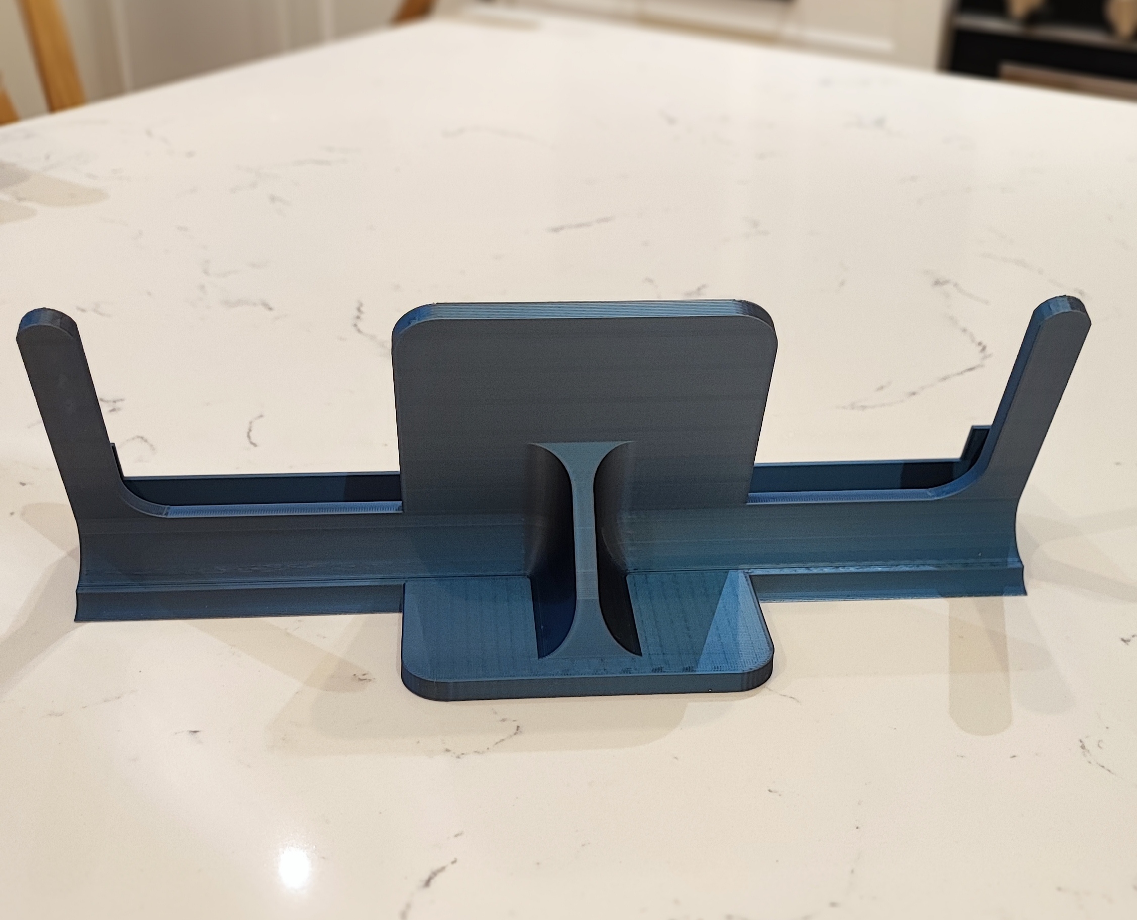 Tablet stand/holder with side grips by dbw_dad Download free STL