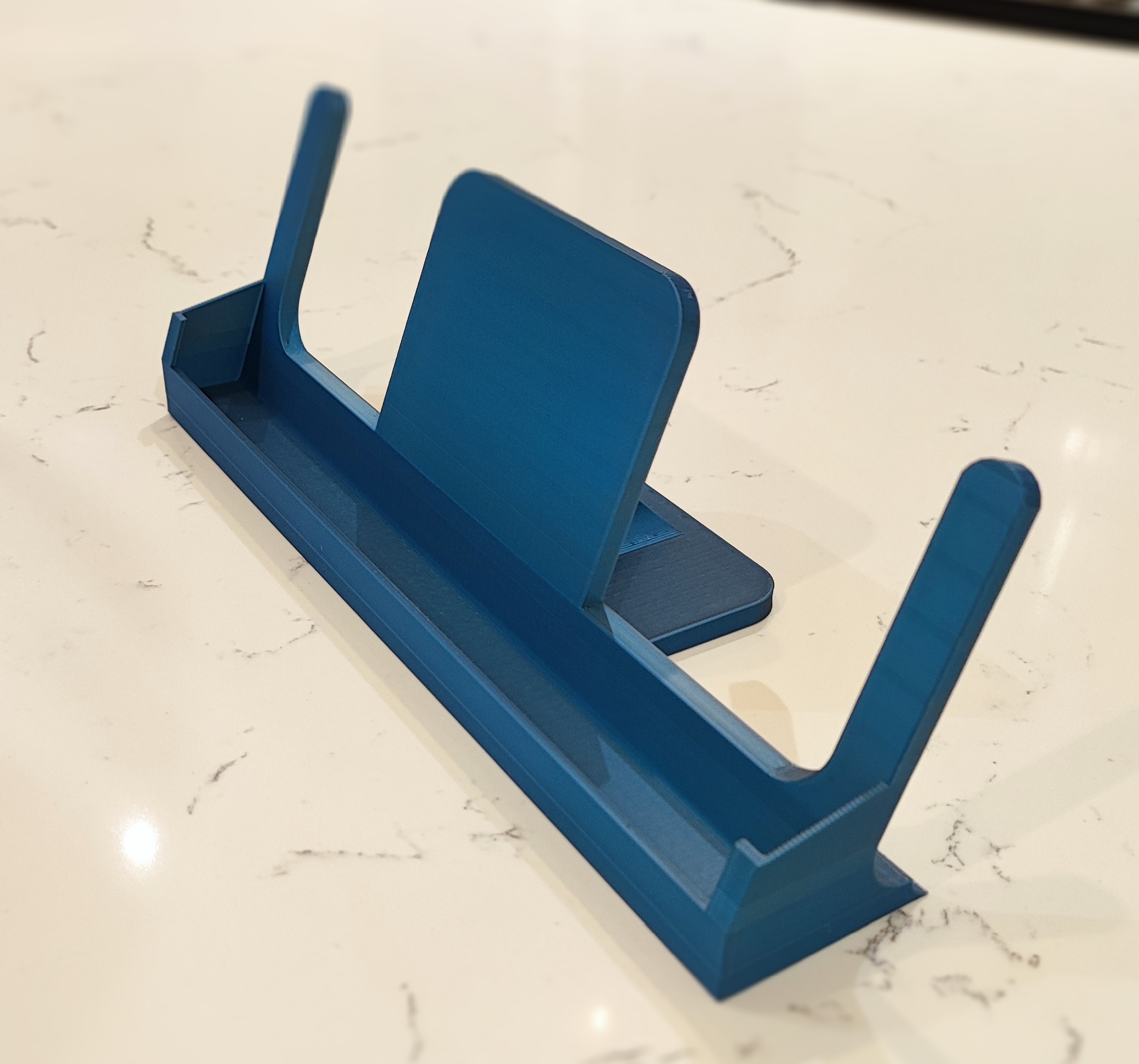 Tablet stand/holder with side grips by dbw_dad Download free STL