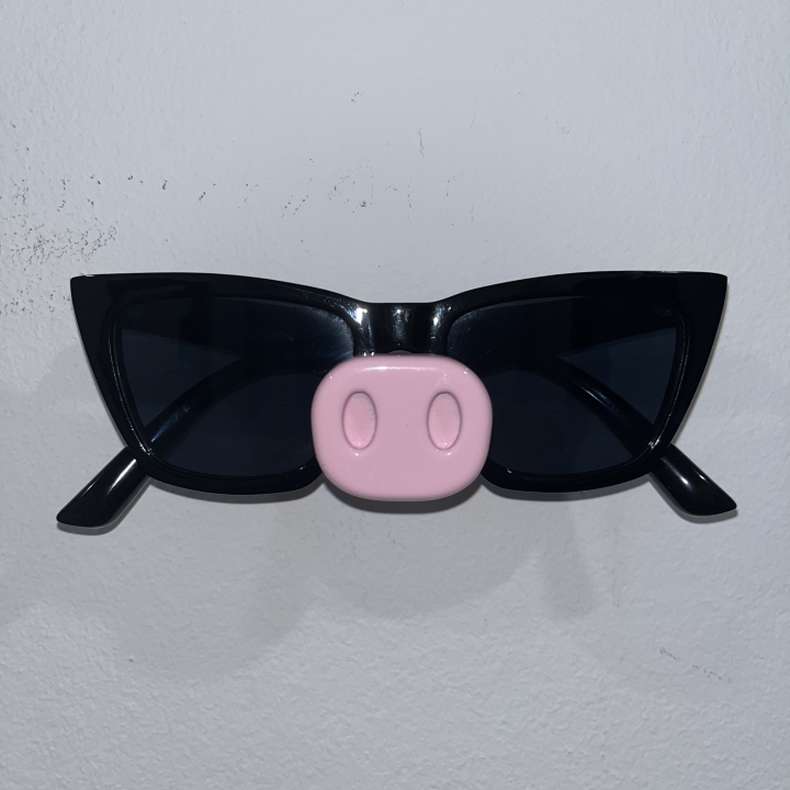 Pig holder for glasses