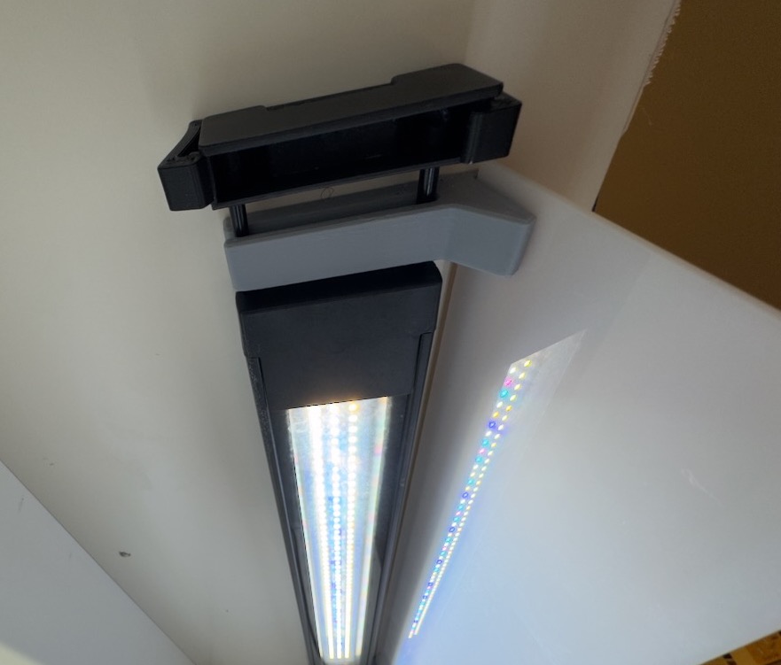 Light diffusion panel clip for Fluval Plant LED aquarium light