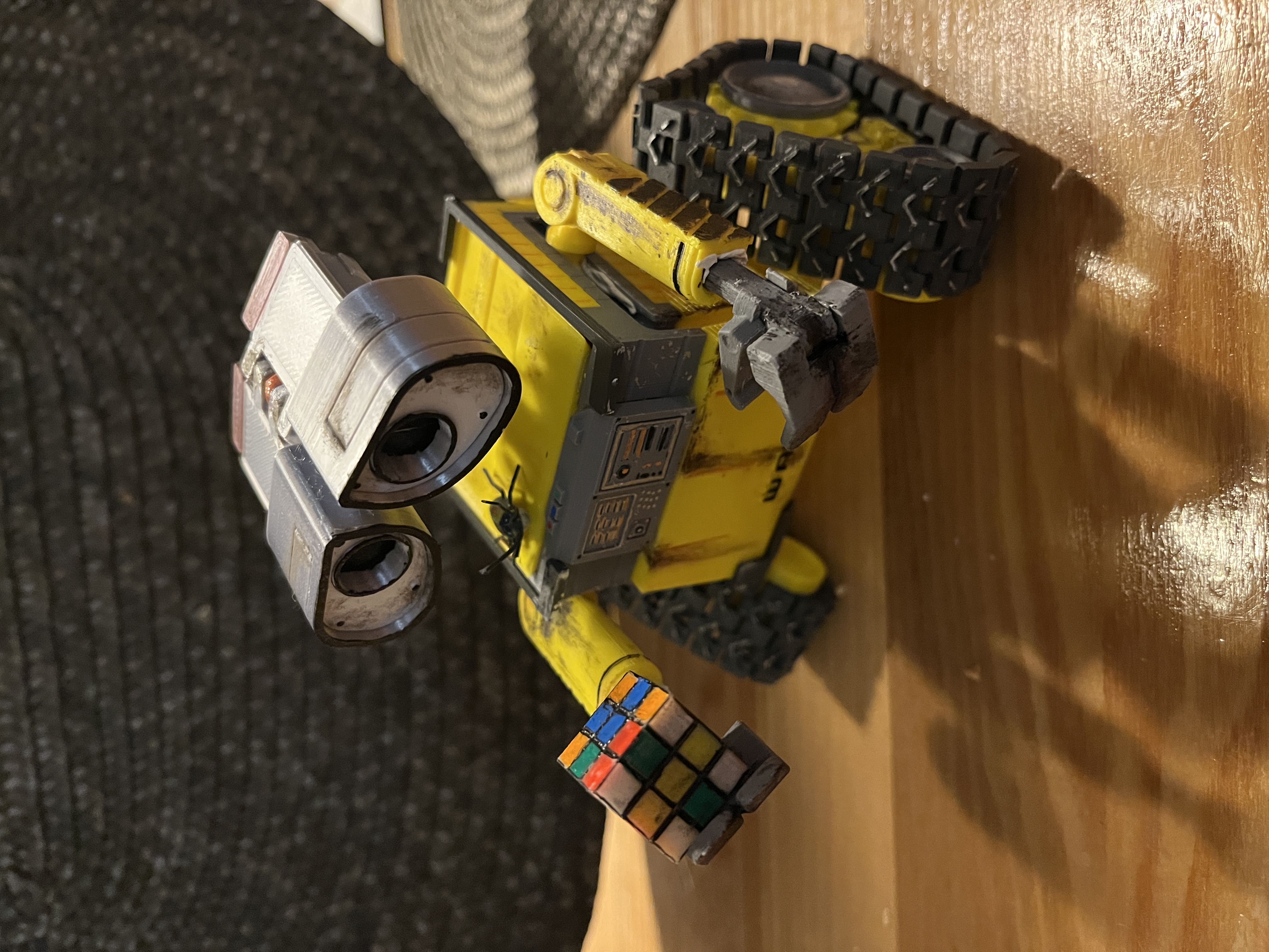 WALL E Thumb an Rubiks Cube