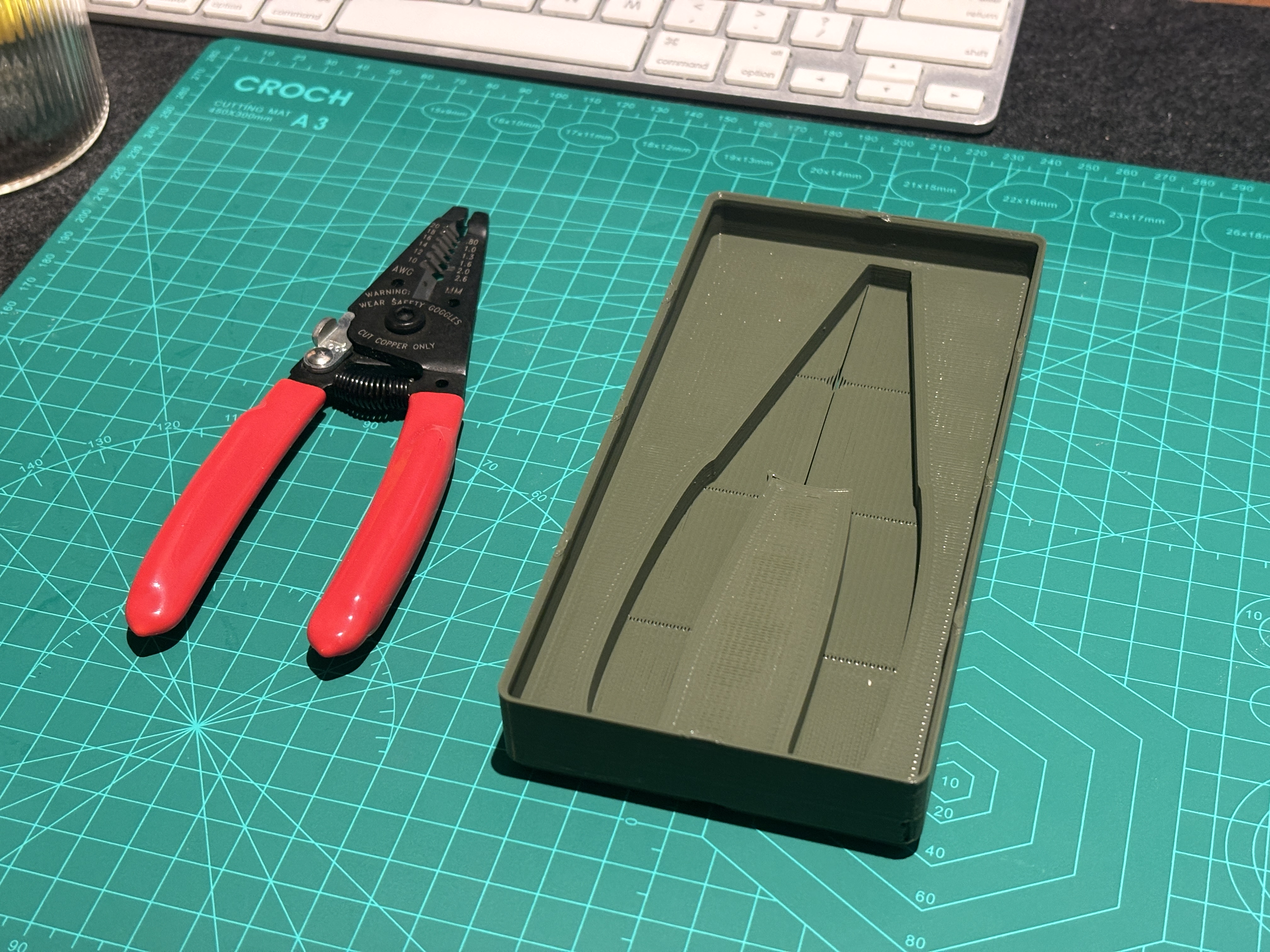 Miniatura 2 do modelo 3D Gridfinity Wire Cutter Holder 4x2 (3U height) stackable