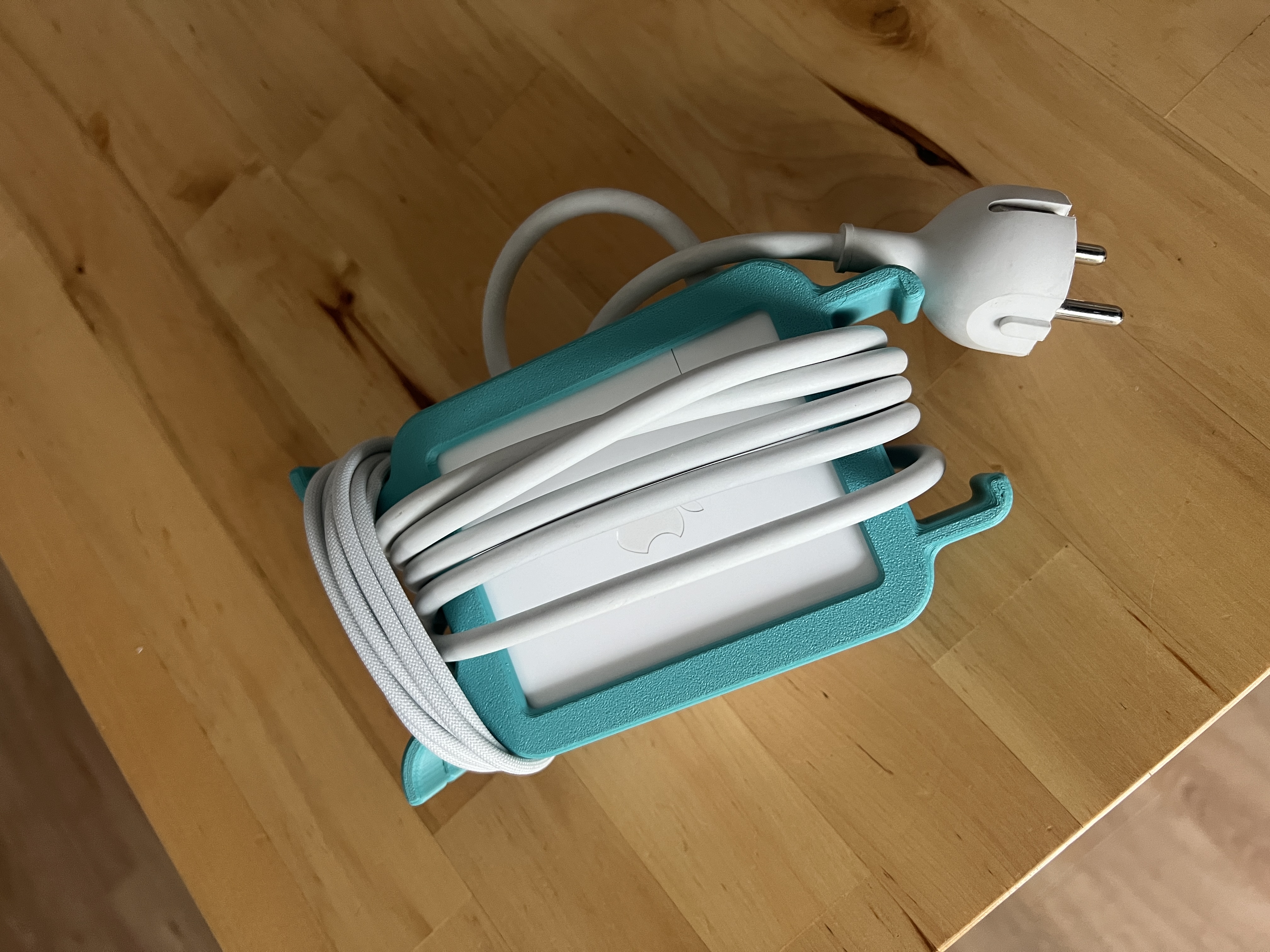 Apple 140W USB-C Power Adapter Cable Management